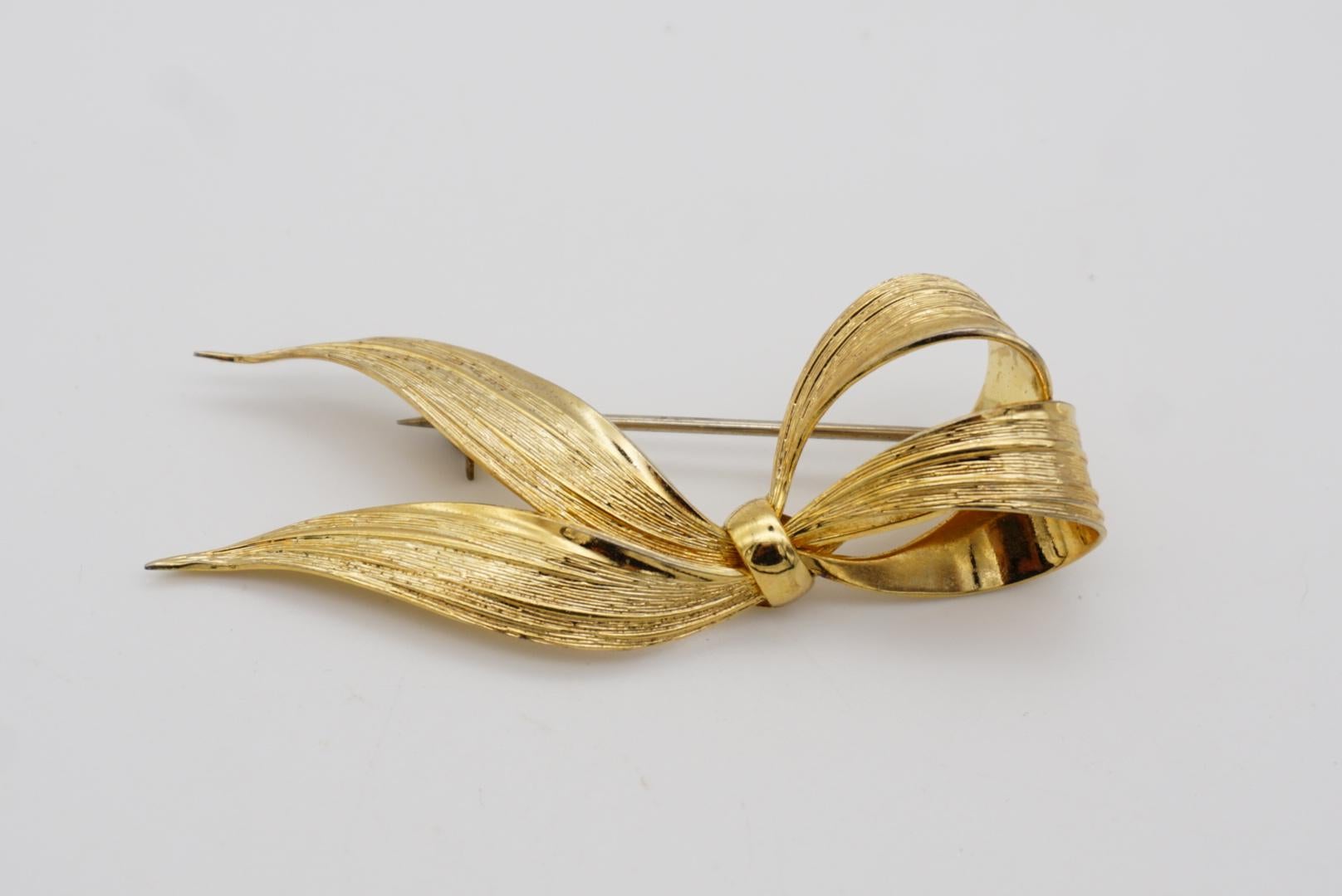 Women's or Men's Christian Dior GROSSE 1964 Vintage Double Wavy Long Knot Bow Ribbon Gold Brooch For Sale