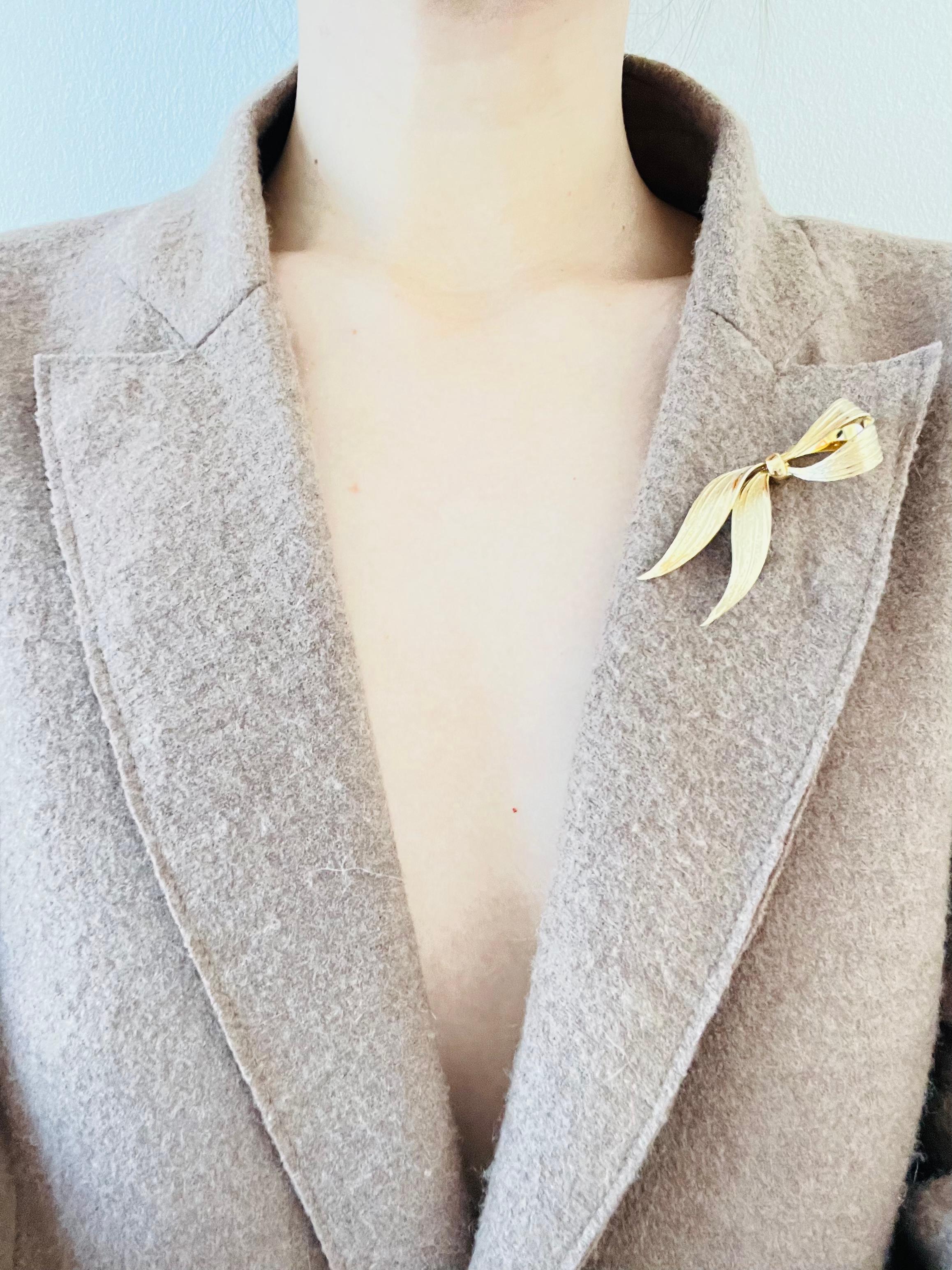 Christian Dior GROSSE 1964 Vintage Double Wavy Long Knot Bow Ribbon Gold Brooch For Sale 3