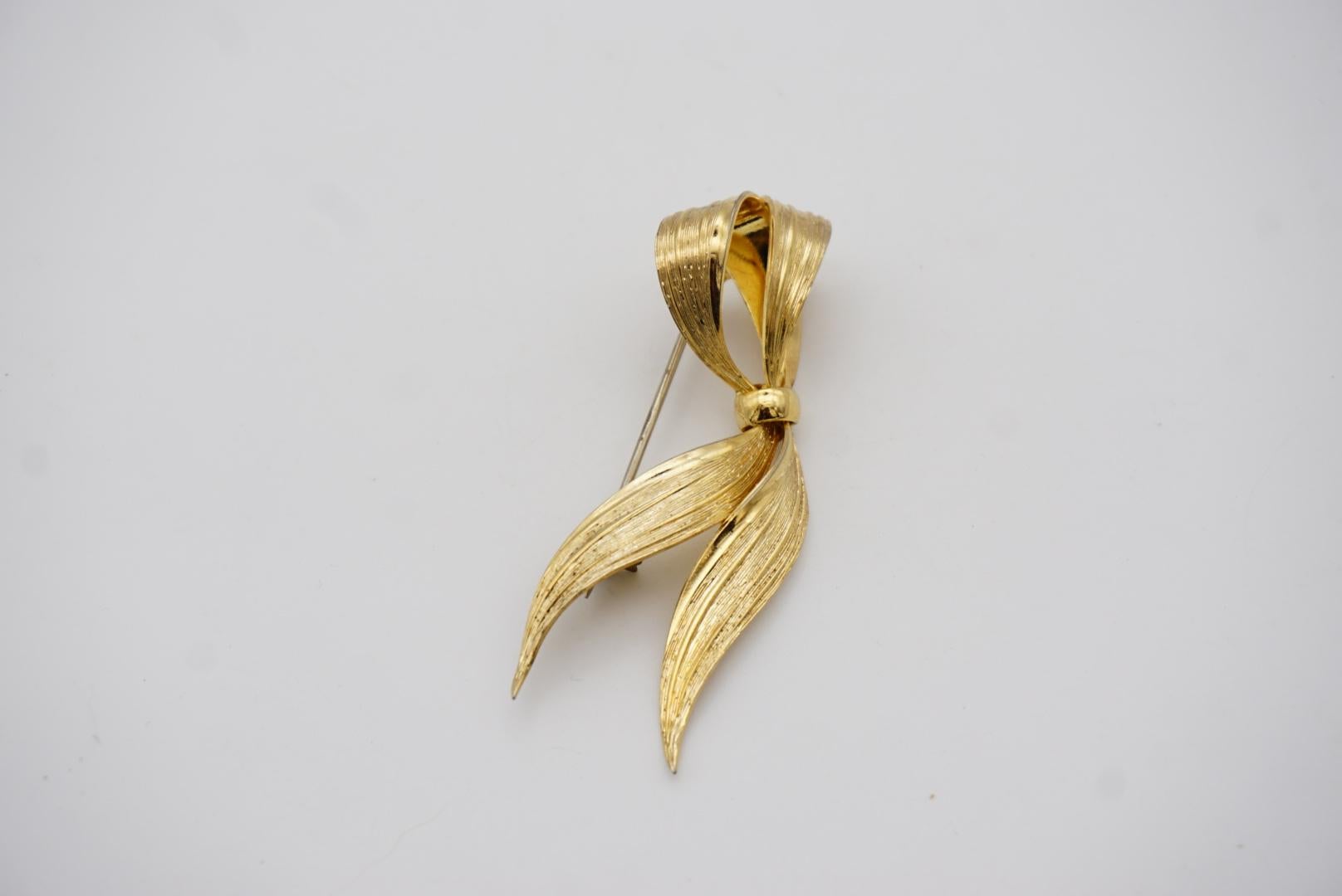 Christian Dior GROSSE 1964 Vintage Double Wavy Long Knot Bow Ribbon Gold Brooch For Sale 1