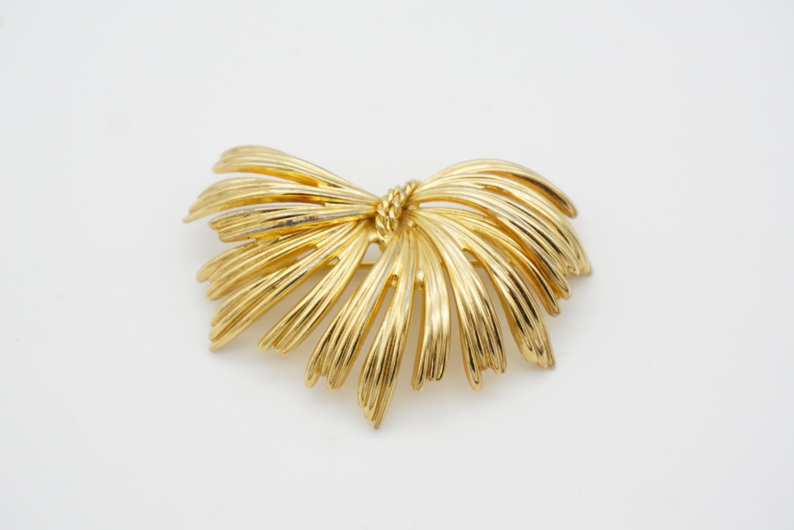 Christian Dior GROSSE 1964 Vintage Flourish Tassel Spray Gold Brooch Pendant For Sale 2
