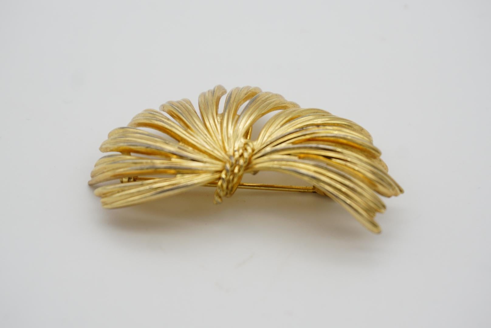 Christian Dior GROSSE 1964 Vintage Flourish Tassel Spray Gold Brooch Pendant For Sale 4