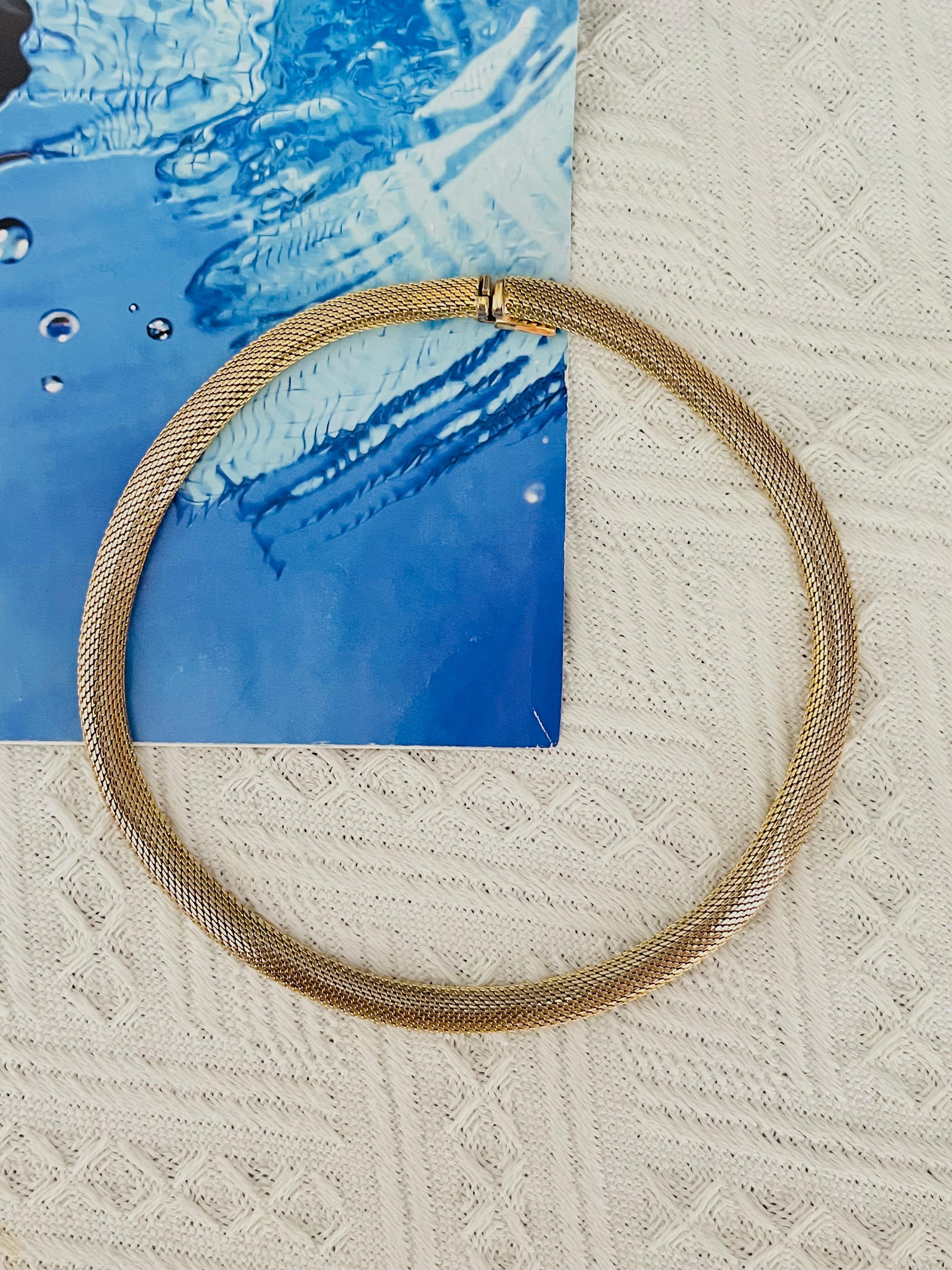 Christian Dior GROSSE 1964 Vintage Unisex Mesh Schlange Seil Kragen Choker Halskette, Gold-Ton

Guter Zustand. Leichte Kratzer und Farbverluste. Sehr selten zu finden. Sehr guter Preis. 100% echt. 

MATERIAL: Vergoldetes Metall.

Größe: 40,5*0,8