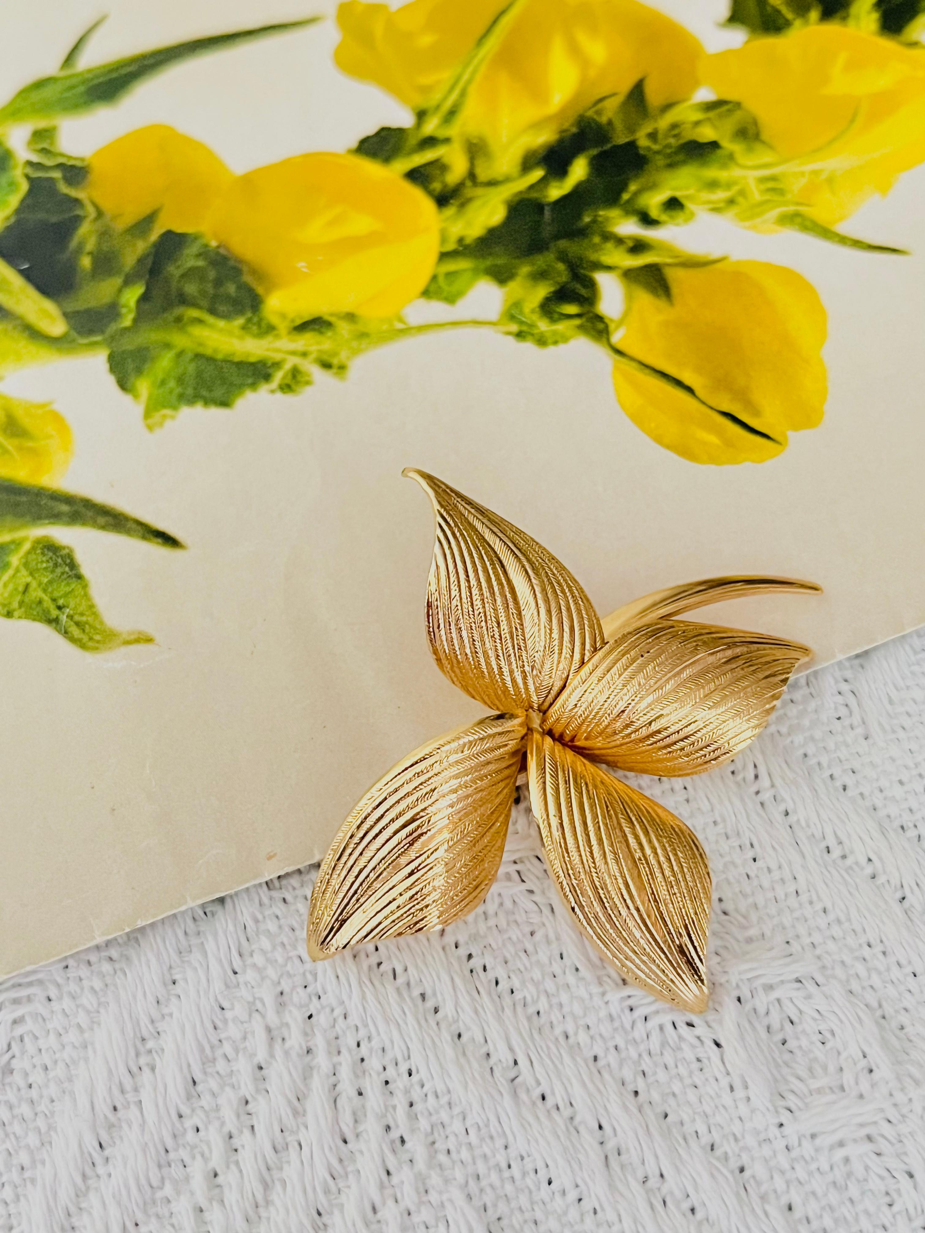 Art Nouveau Christian Dior GROSSE 1964 Vintage Textured Four Curled Swirl Wavy Leaf Brooch For Sale