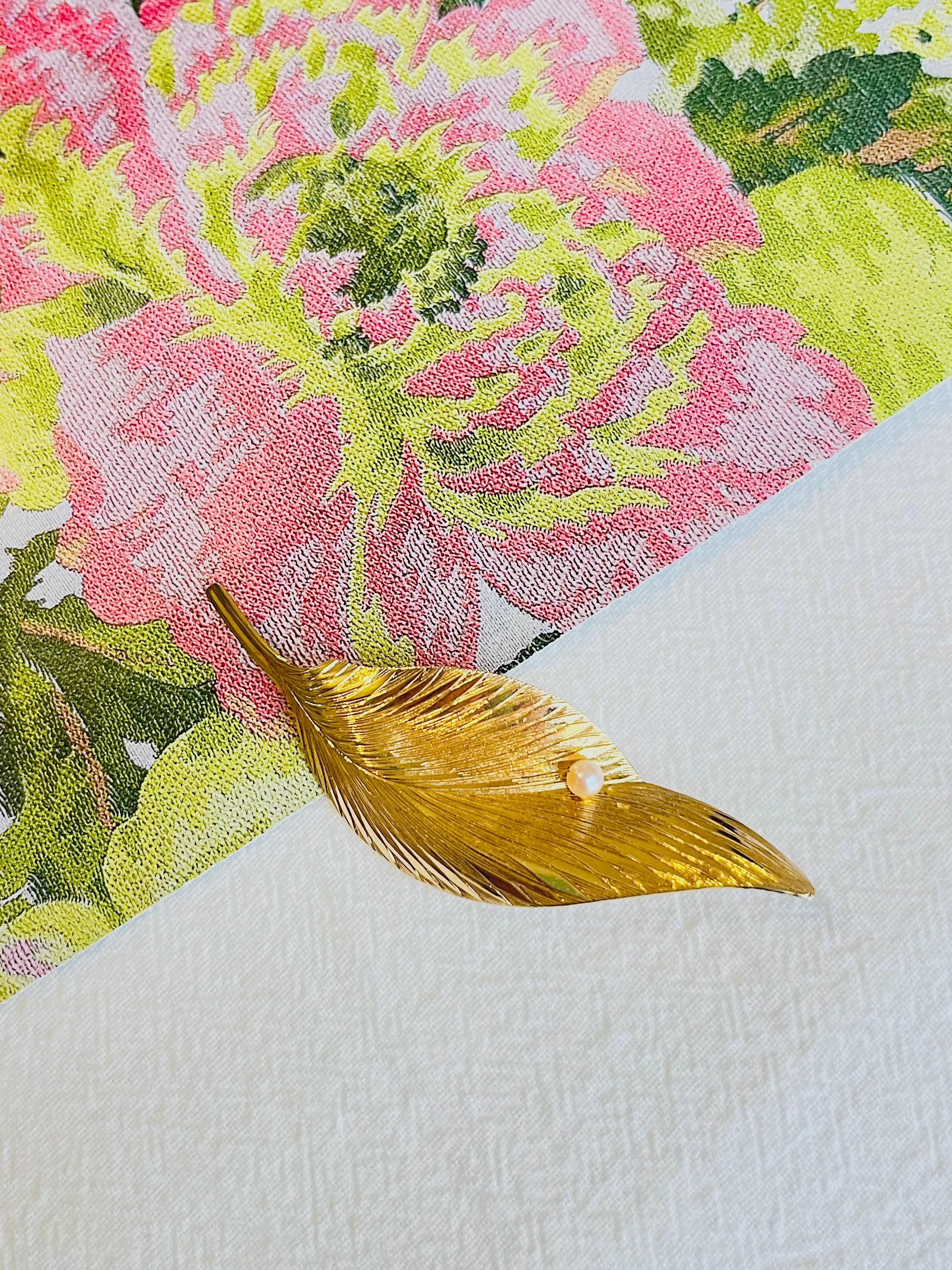 Women's or Men's Christian Dior GROSSE 1964 Vintage Vivid Wavy Leaf Pearl Exquisite Gold Brooch