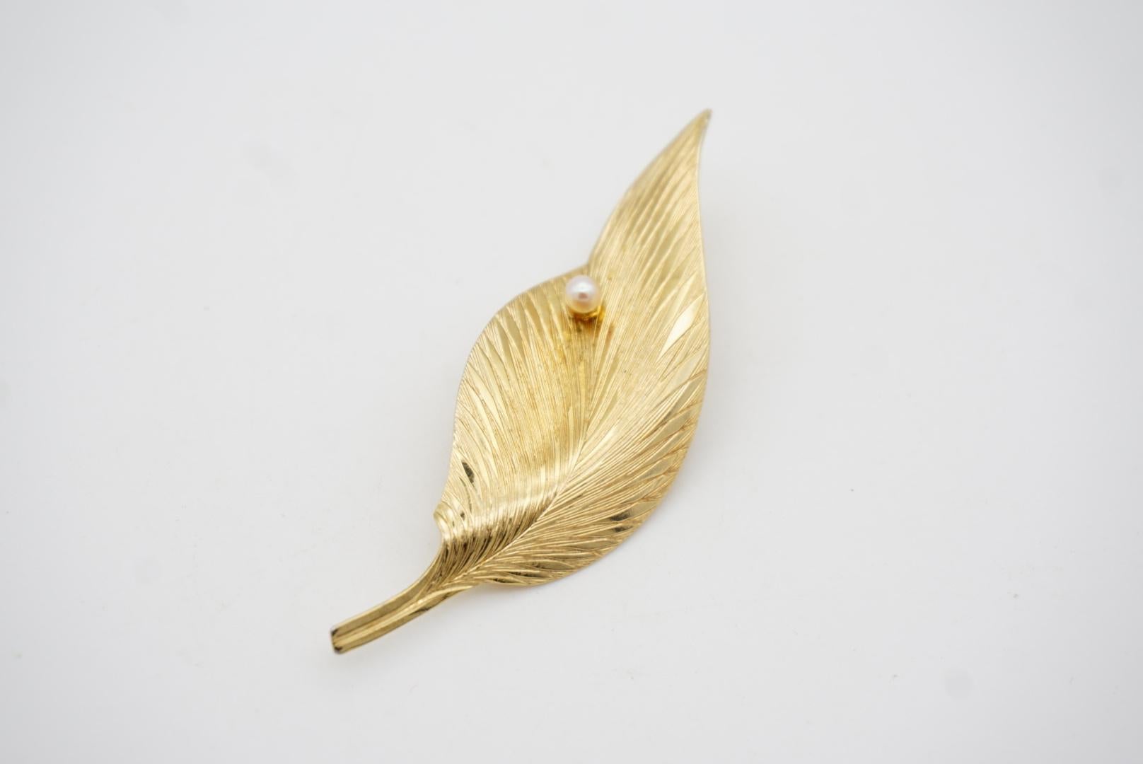 Christian Dior GROSSE 1964 Vintage Vivid Wavy Leaf Pearl Exquisite Gold Brooch For Sale 3