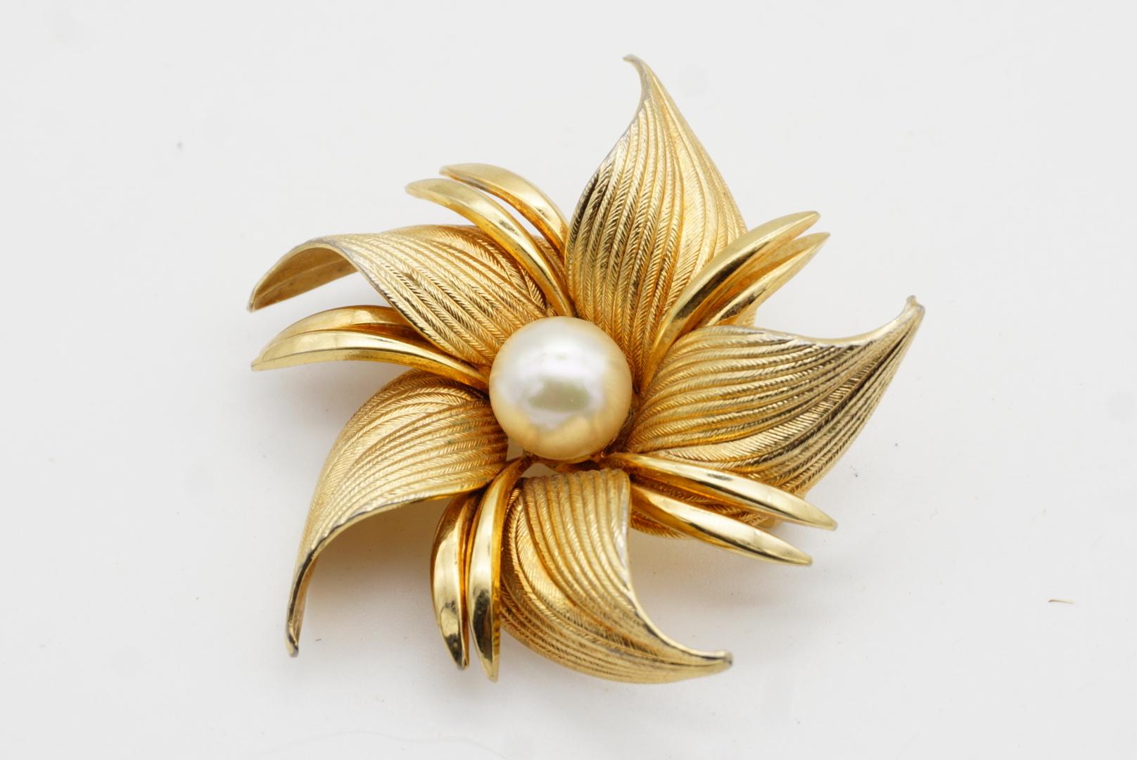 Christian Dior GROSSE 1964 Broche Flourish Flower Leaf en or et perles rondes blanches en vente 5