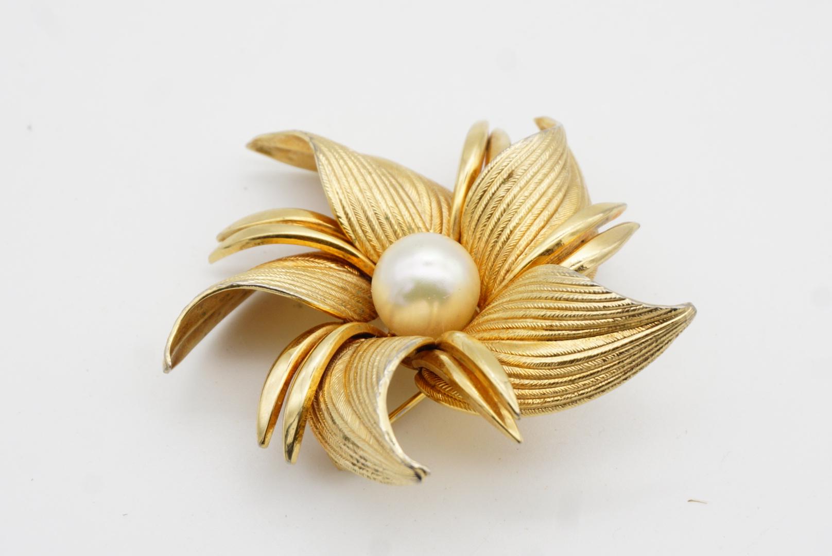 Christian Dior GROSSE 1964 Broche Flourish Flower Leaf en or et perles rondes blanches en vente 6