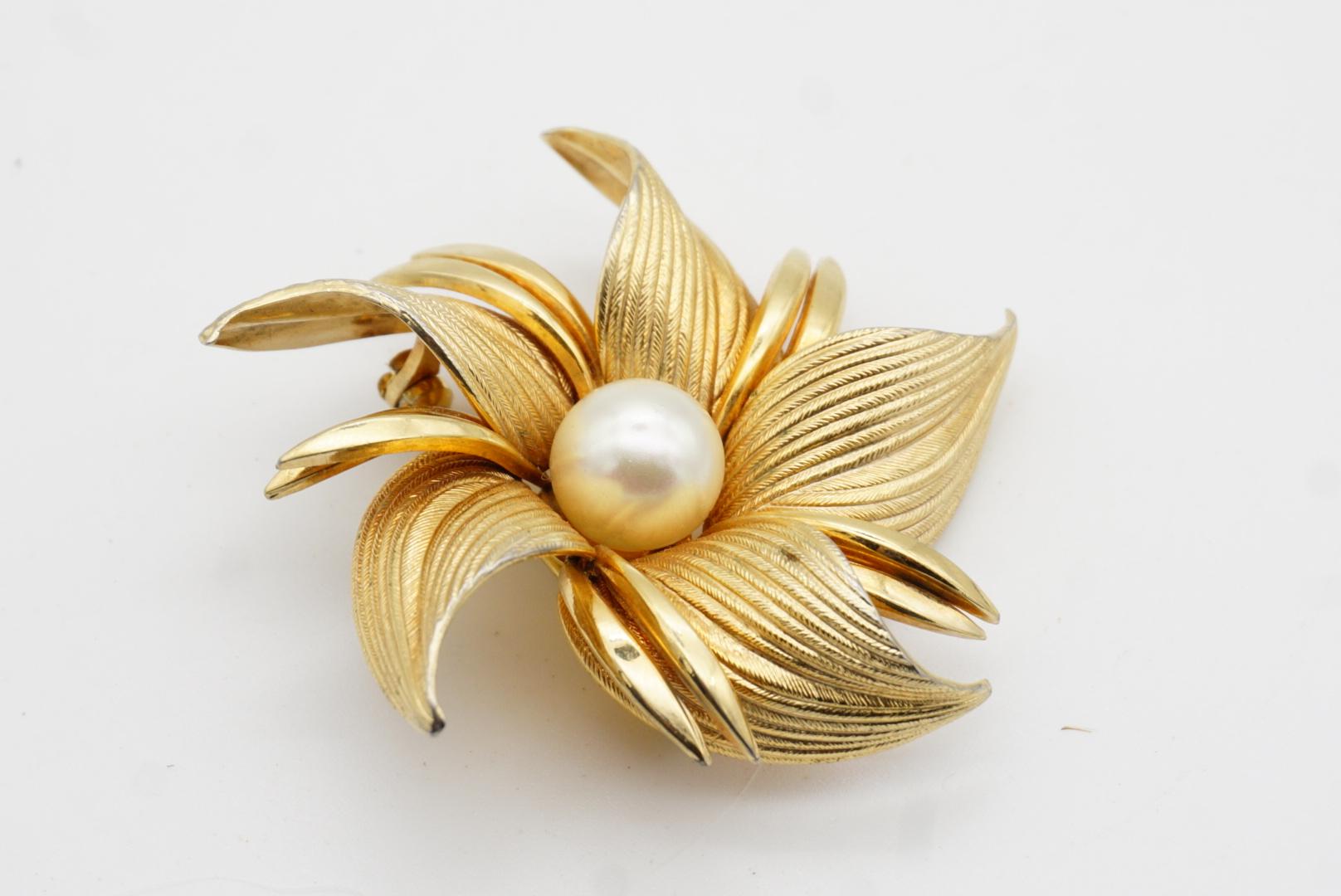 Christian Dior GROSSE 1964 Broche Flourish Flower Leaf en or et perles rondes blanches en vente 7