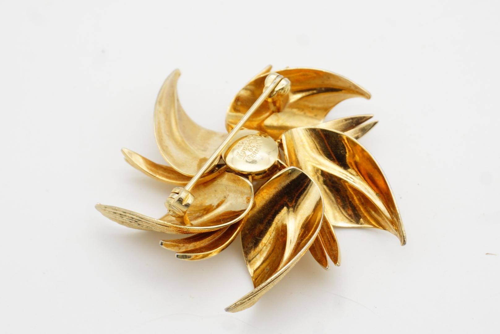 Christian Dior GROSSE 1964 Broche Flourish Flower Leaf en or et perles rondes blanches en vente 8