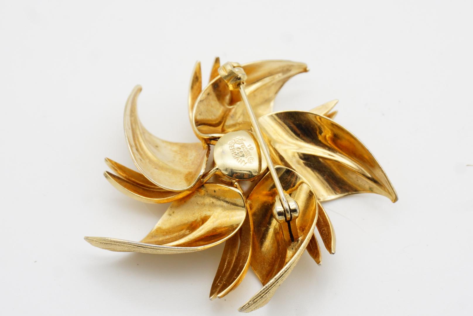 Christian Dior GROSSE 1964 Broche Flourish Flower Leaf en or et perles rondes blanches en vente 9