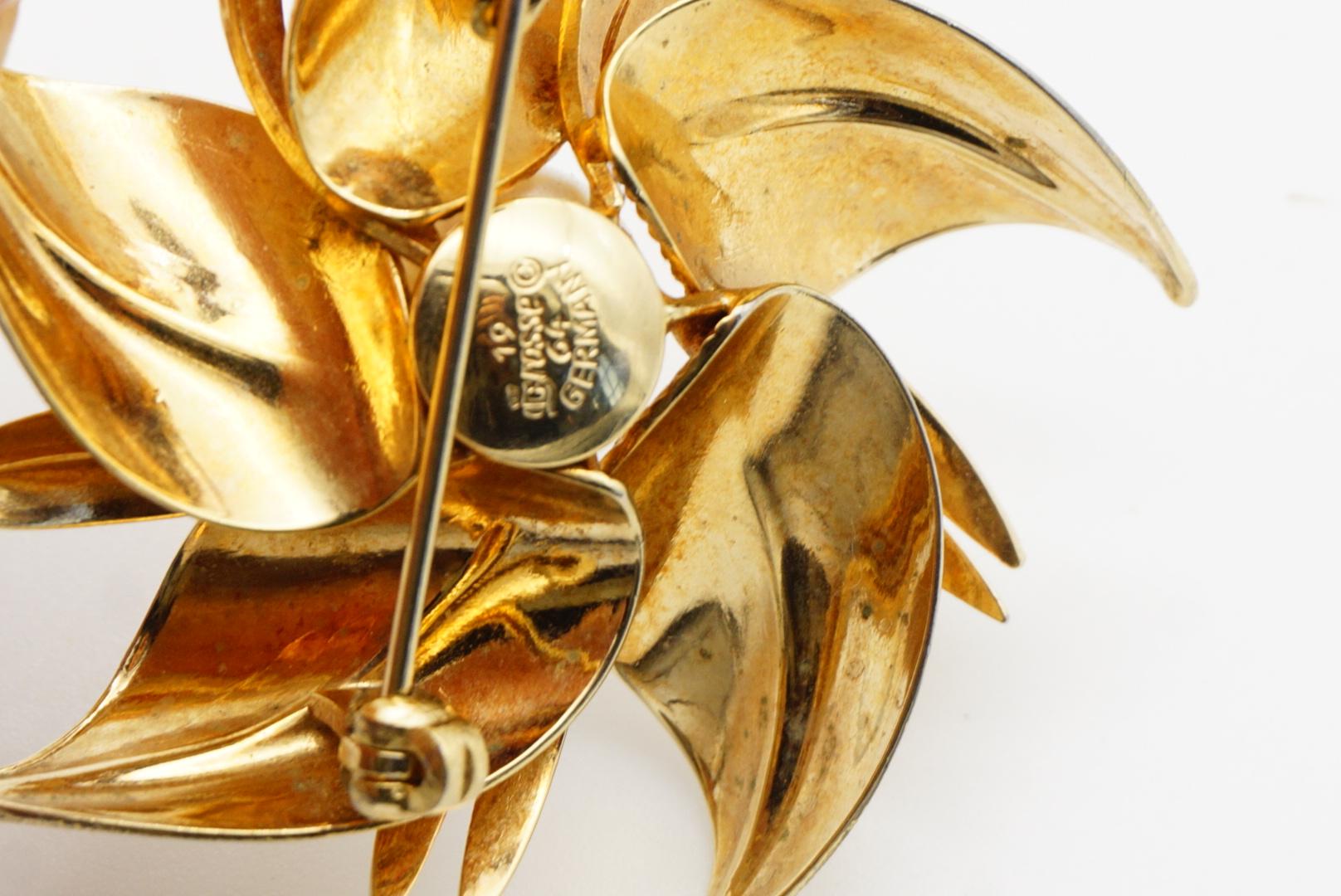 Christian Dior GROSSE 1964 Broche Flourish Flower Leaf en or et perles rondes blanches en vente 10