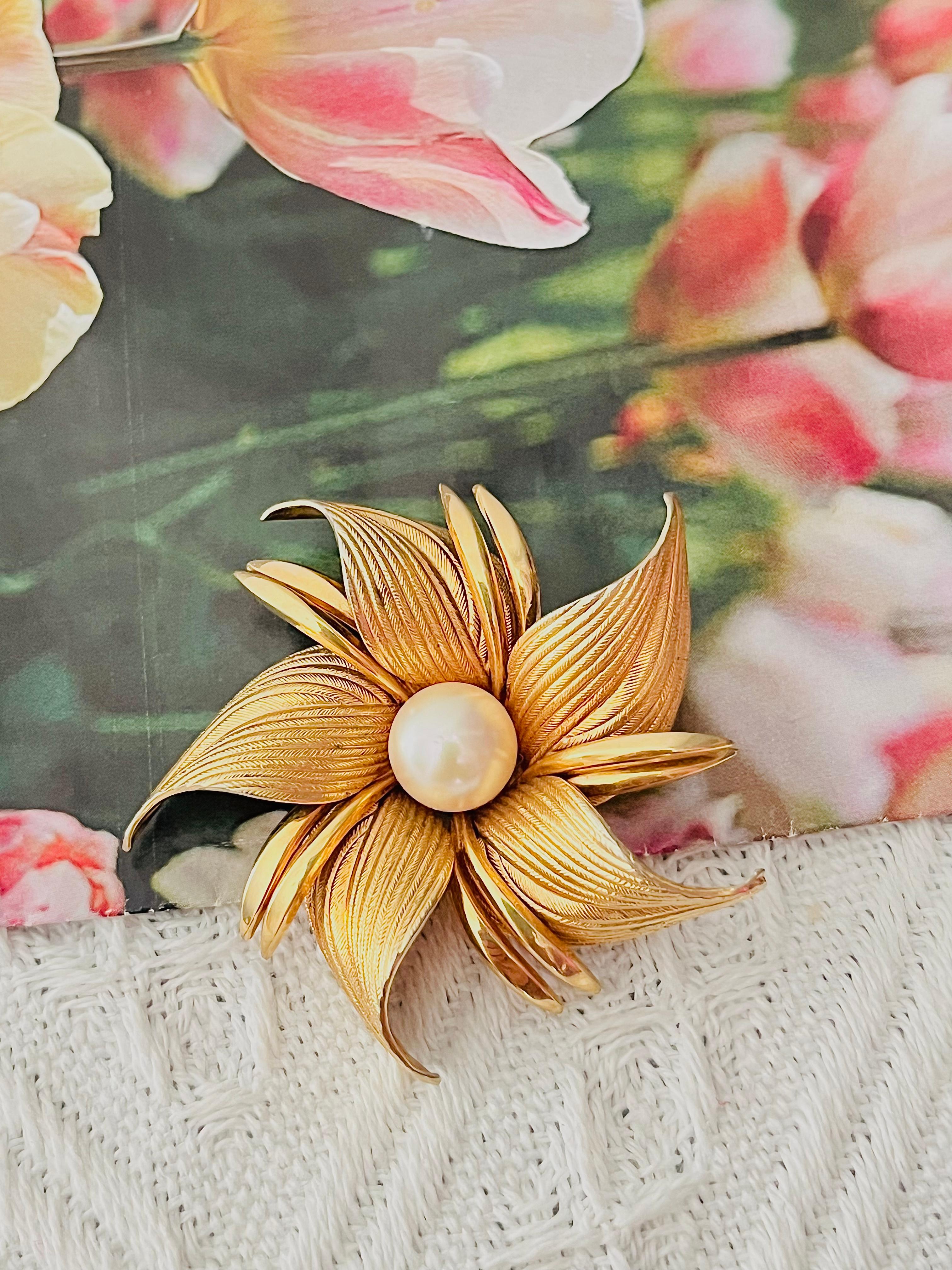 Art déco Christian Dior GROSSE 1964 Broche Flourish Flower Leaf en or et perles rondes blanches en vente