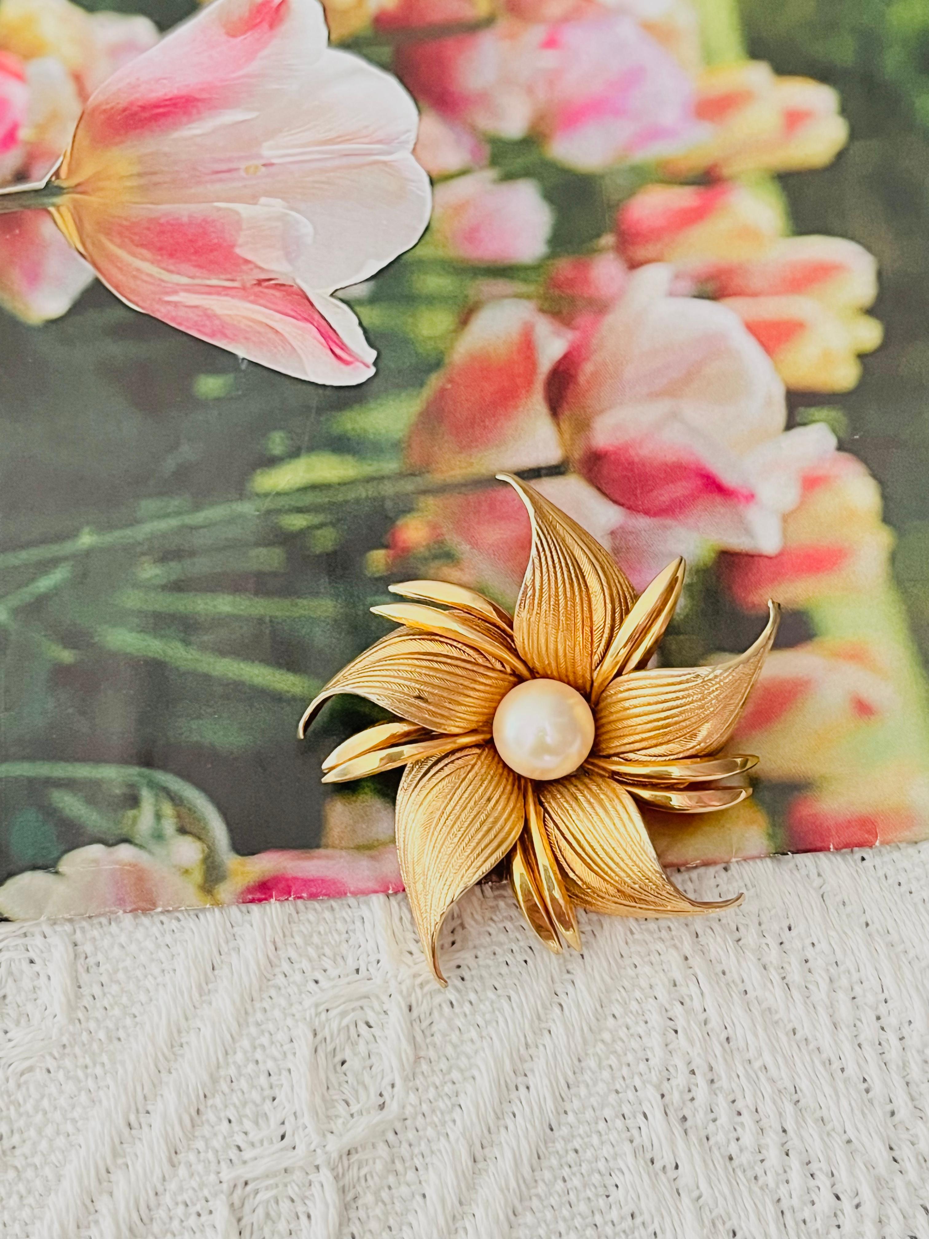 Christian Dior GROSSE 1964 Broche Flourish Flower Leaf en or et perles rondes blanches Bon état - En vente à Wokingham, England