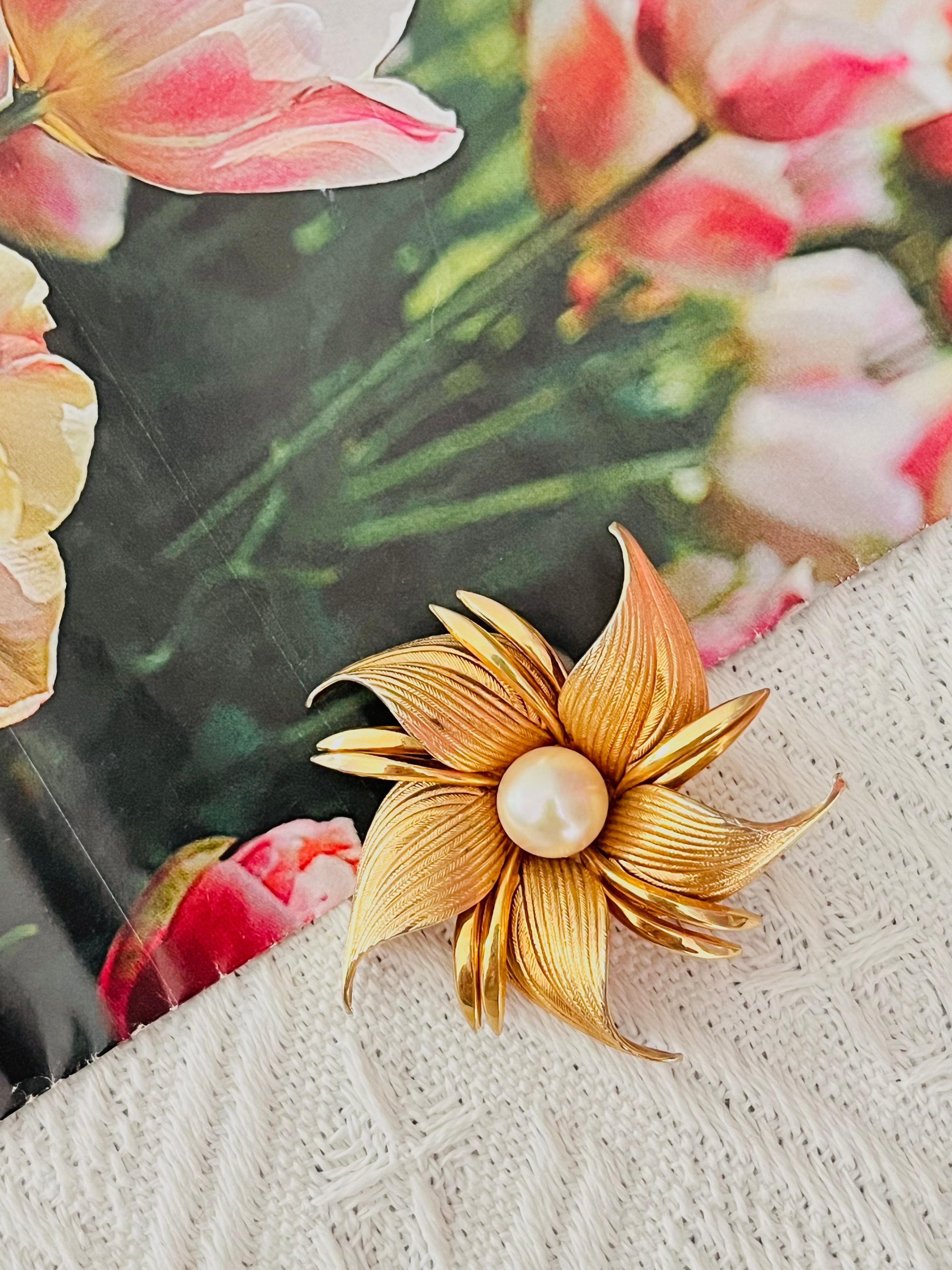 Christian Dior GROSSE 1964 Broche Flourish Flower Leaf en or et perles rondes blanches Unisexe en vente