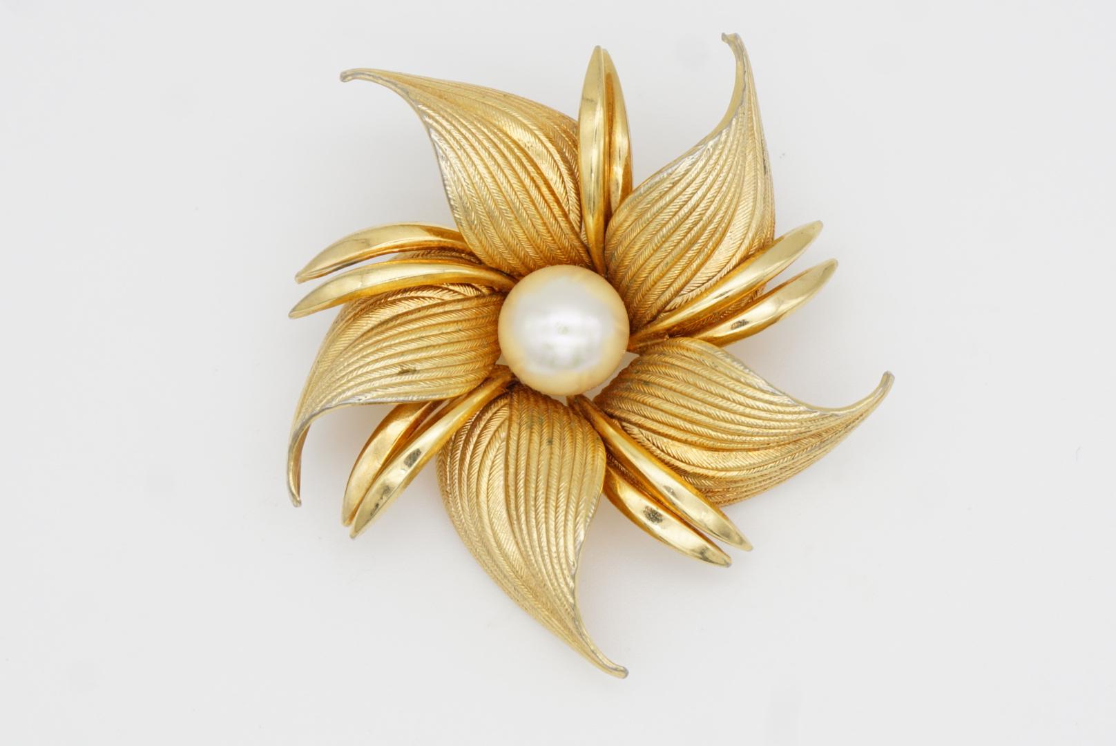 Christian Dior GROSSE 1964 Broche Flourish Flower Leaf en or et perles rondes blanches en vente 4