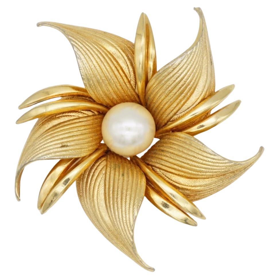 Christian Dior GROSSE 1964 Broche Flourish Flower Leaf en or et perles rondes blanches en vente