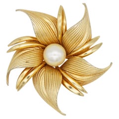 Christian Dior GROSSE 1964 Weiße Runde Perle Gold Flourish Blume Blatt Brosche