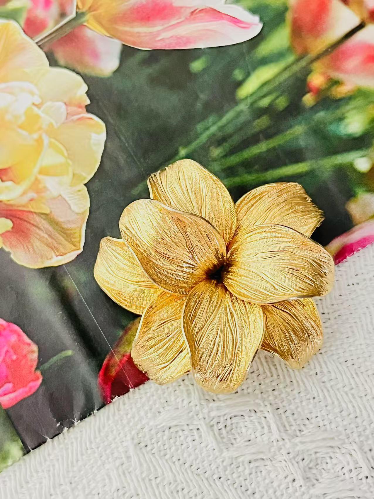 Christian Dior GROSSE 1965 Vintage Gran Broche Modernista Elegante Flor Floreciente de Hoja de Doble Capa, Tono Dorado

Muy buen estado. Ligeros arañazos o pérdida de color, apenas perceptibles, algo de pérdida de color en la parte posterior del