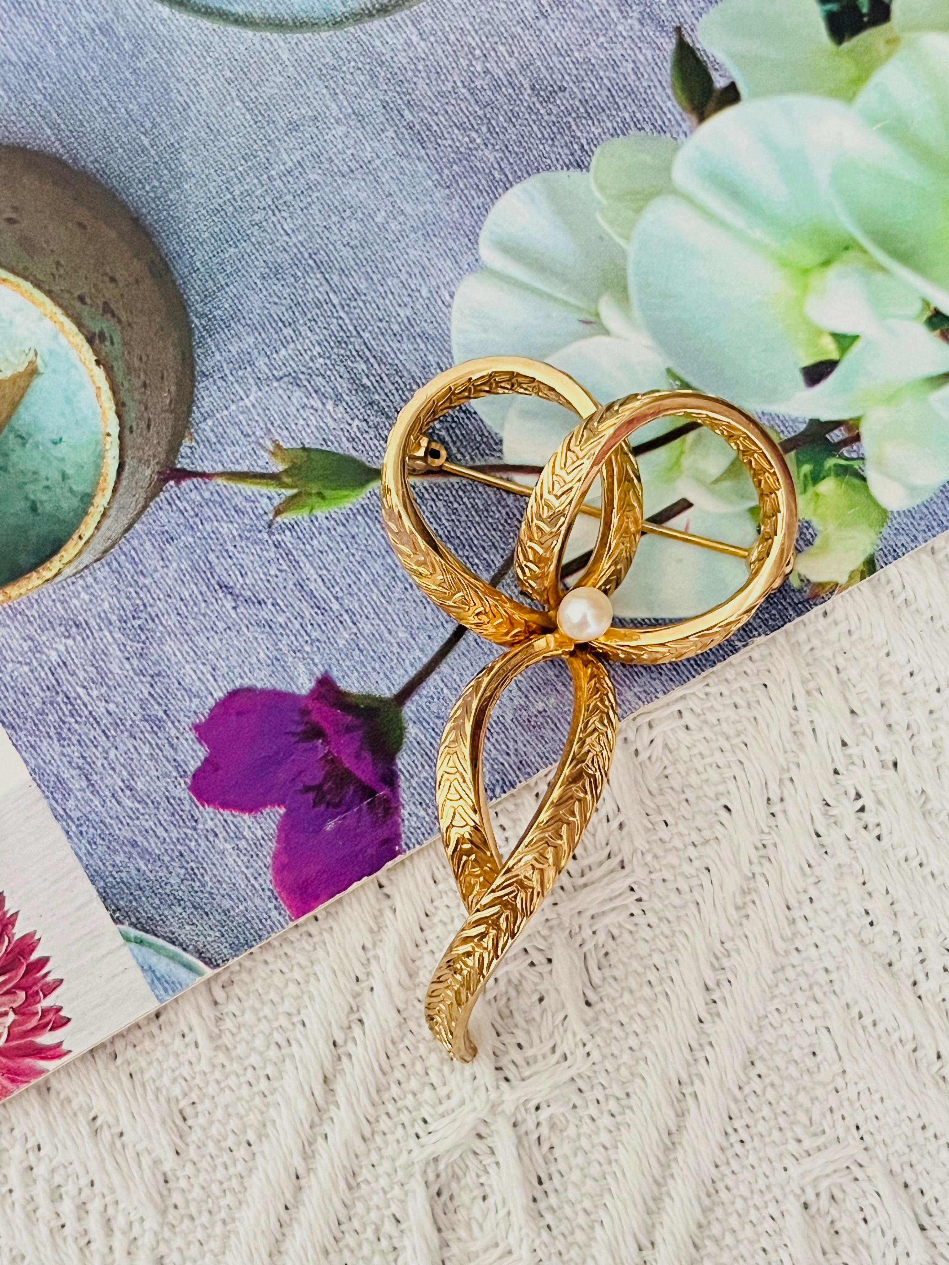 Christian Dior GROSSE 1965 Vintage strukturierte Relief lange weiße weiße Perle Wirbel Twist Knot Bogen Schmetterling Band elegante Brosche, Gold-Ton

Sehr guter Zustand. 100% echt. Ein Unikat. 

Verschluss mit Sicherheitsnadel. Auf der Rückseite