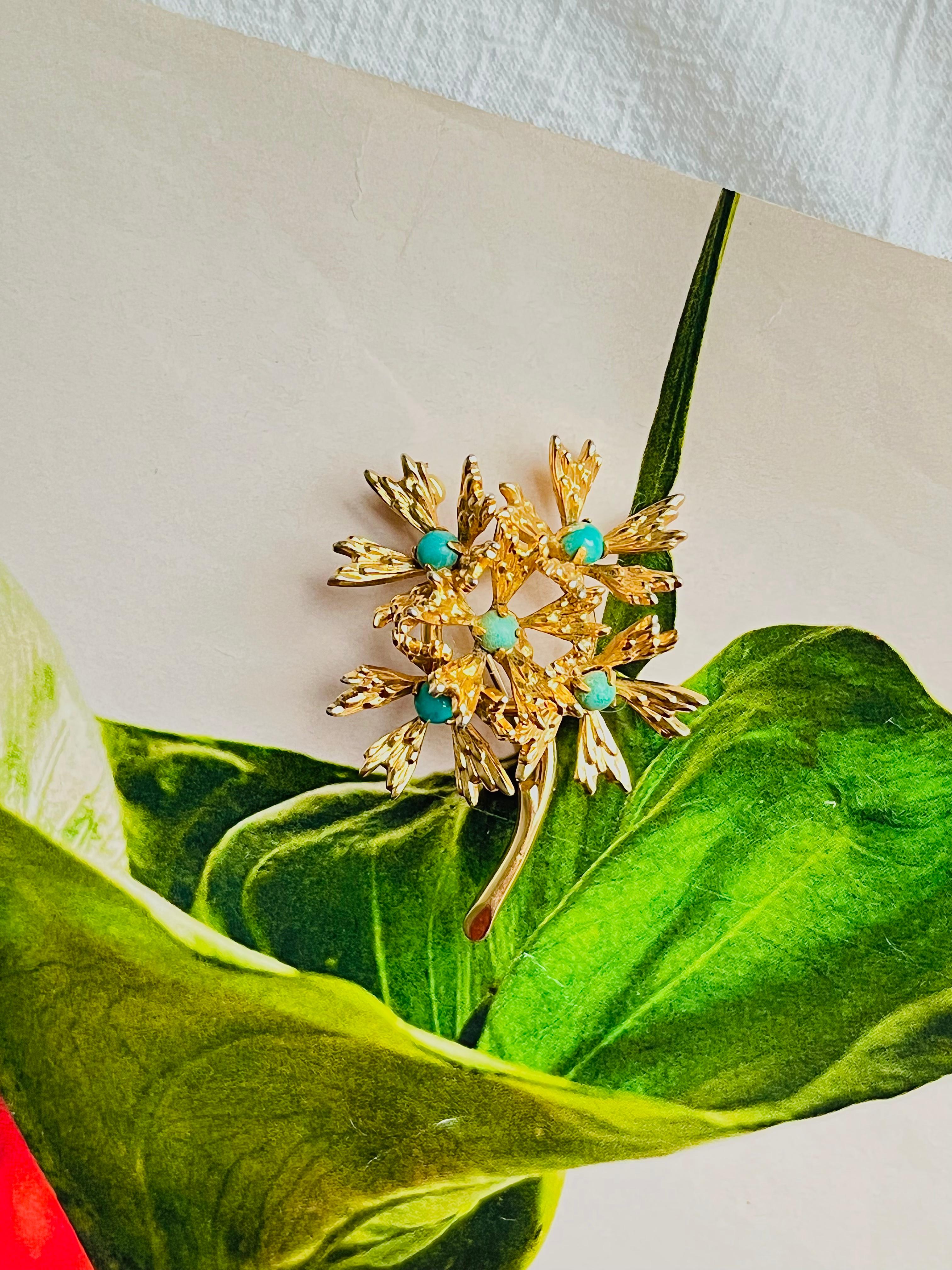 Christian Dior GROSSE 1965 Türkis Stein Cluster Blumenstrauß Brosche, Gold-Ton

Sehr guter Zustand. Leichte Kratzer oder Farbverluste, kaum wahrnehmbar.

Signiert auf der Rückseite. Selten zu finden. 100% echt.

Größe: 5,0 cm x 4,0 cm.

Gewicht: