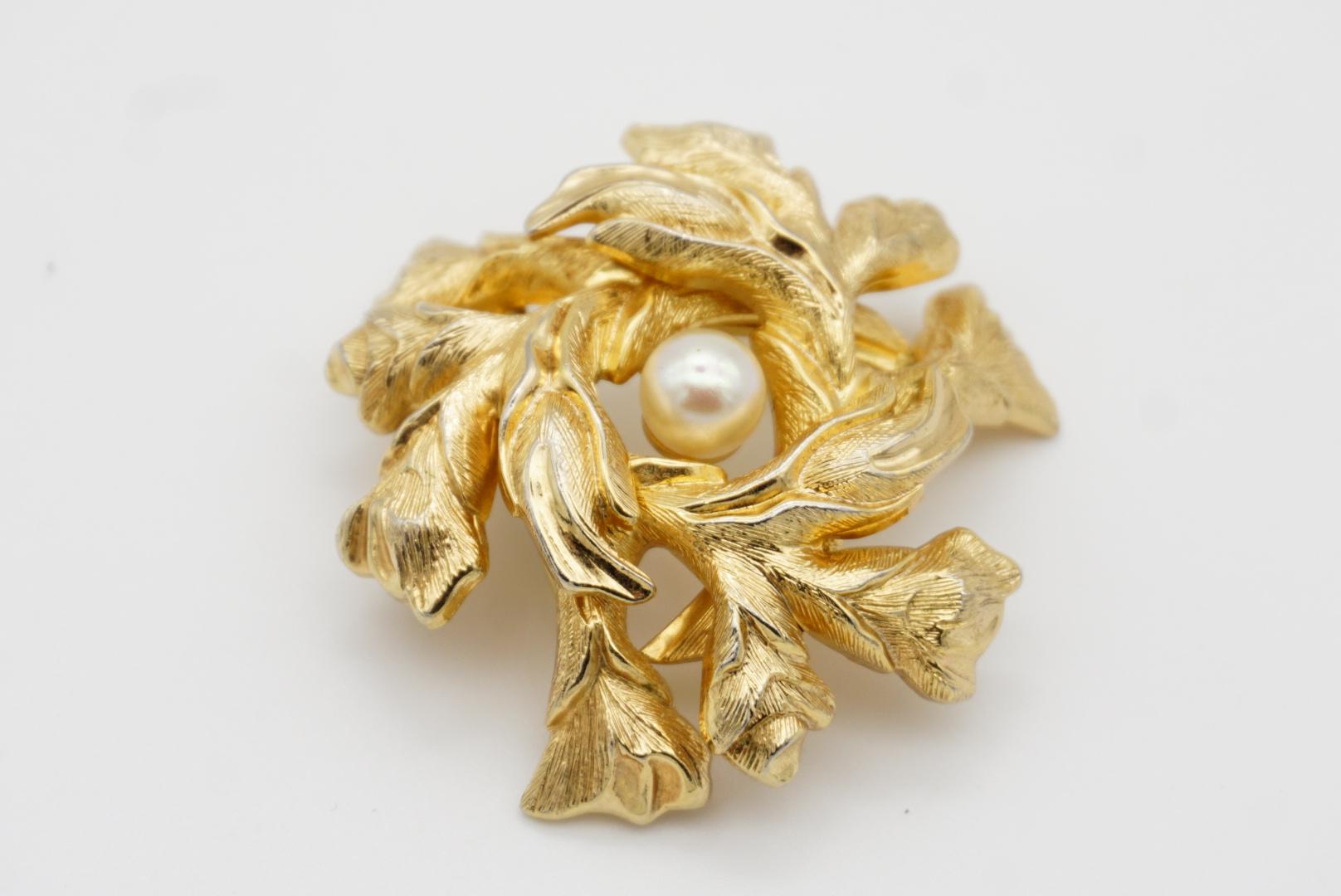 Christian Dior GROSSE 1965 Vintage Blossom Flower Leaf Wreath Pearl Gold Brooch For Sale 6