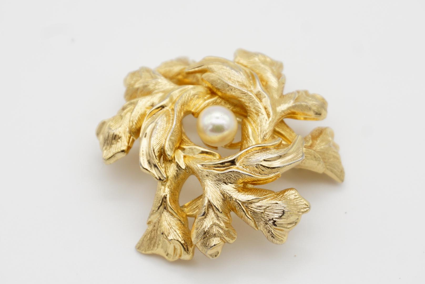 Christian Dior GROSSE 1965 Vintage Blossom Flower Leaf Wreath Pearl Gold Brooch For Sale 4