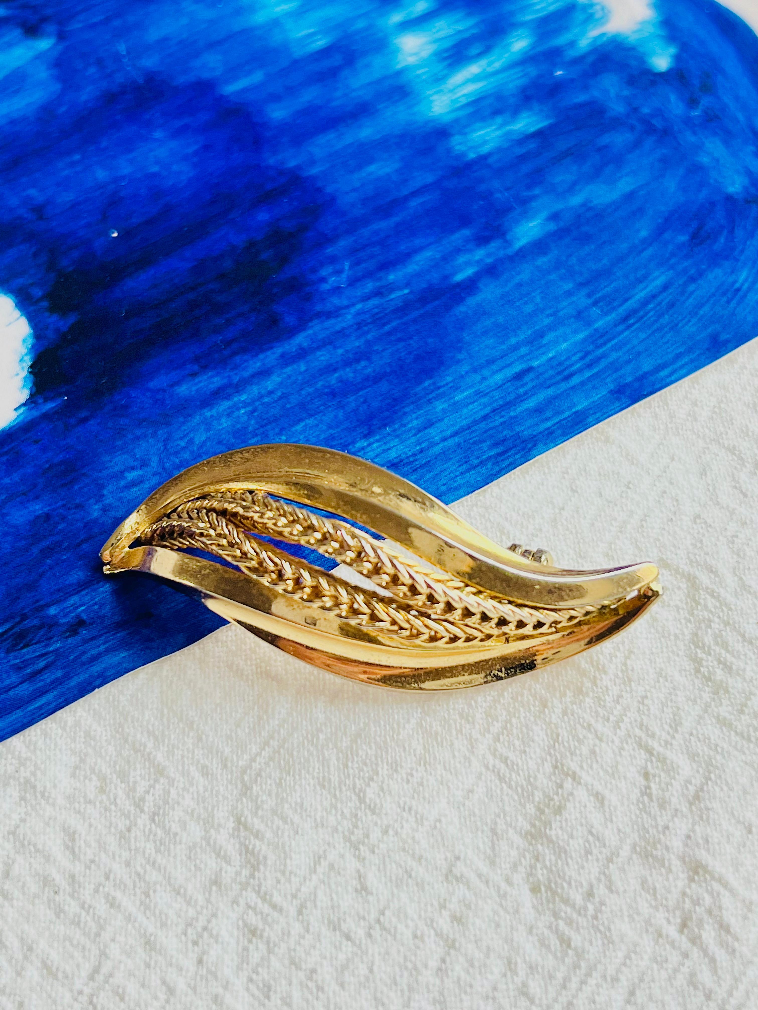 Very good condition. 100% Genuine.

Light colour loss since over almost 60 years. Some spots at back.

A unique piece. This is gold plated stylised brooch. Safety-catch pin closure, signed on the back.

Size: 4.5*1.8 cm.

Weight: 7.0 g.

_ _