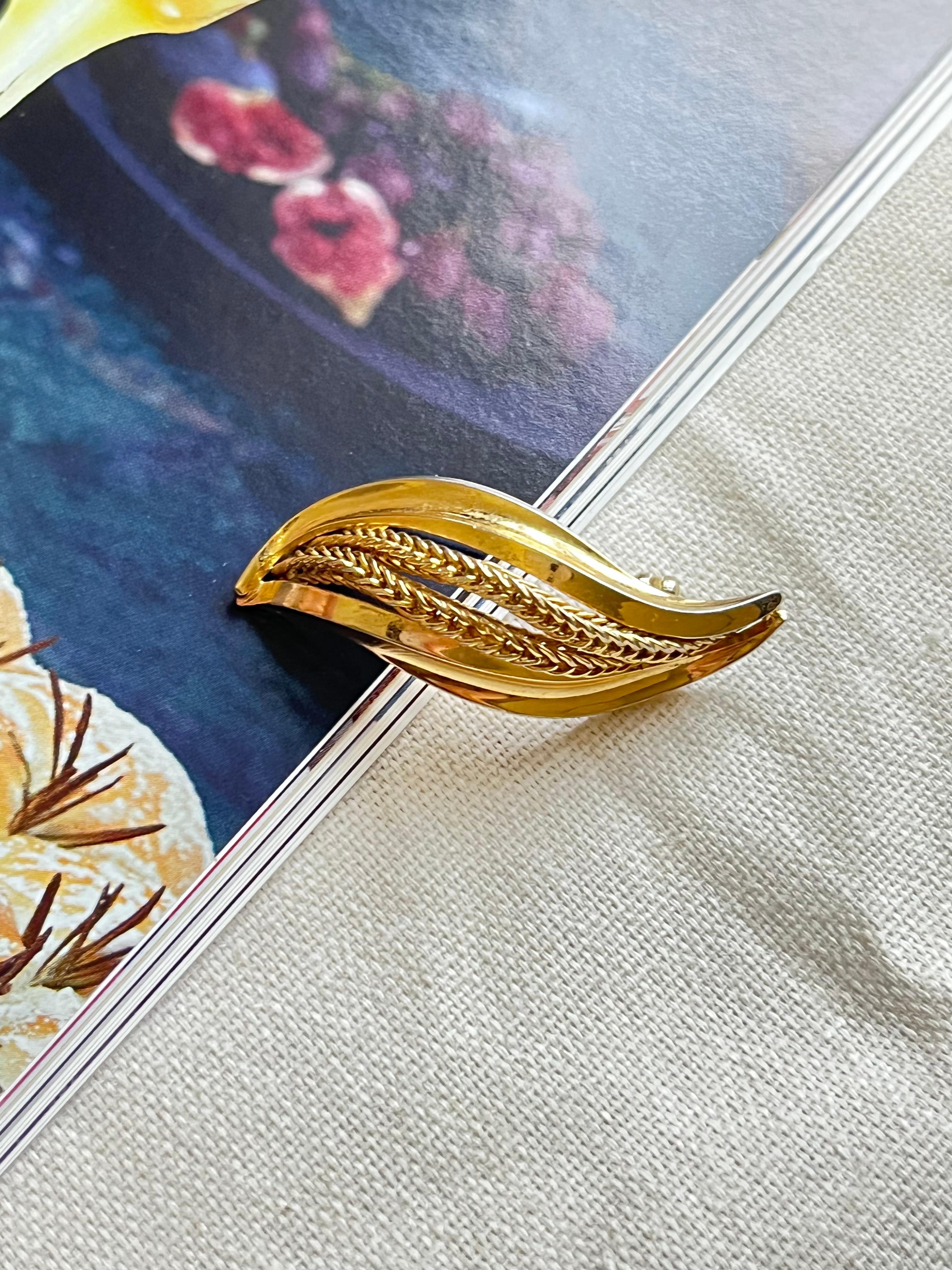 Christian Dior GROSSE 1965 Vintage Curled Swirl Rope Modernist Leaf Gold Brooch In Good Condition For Sale In Wokingham, England