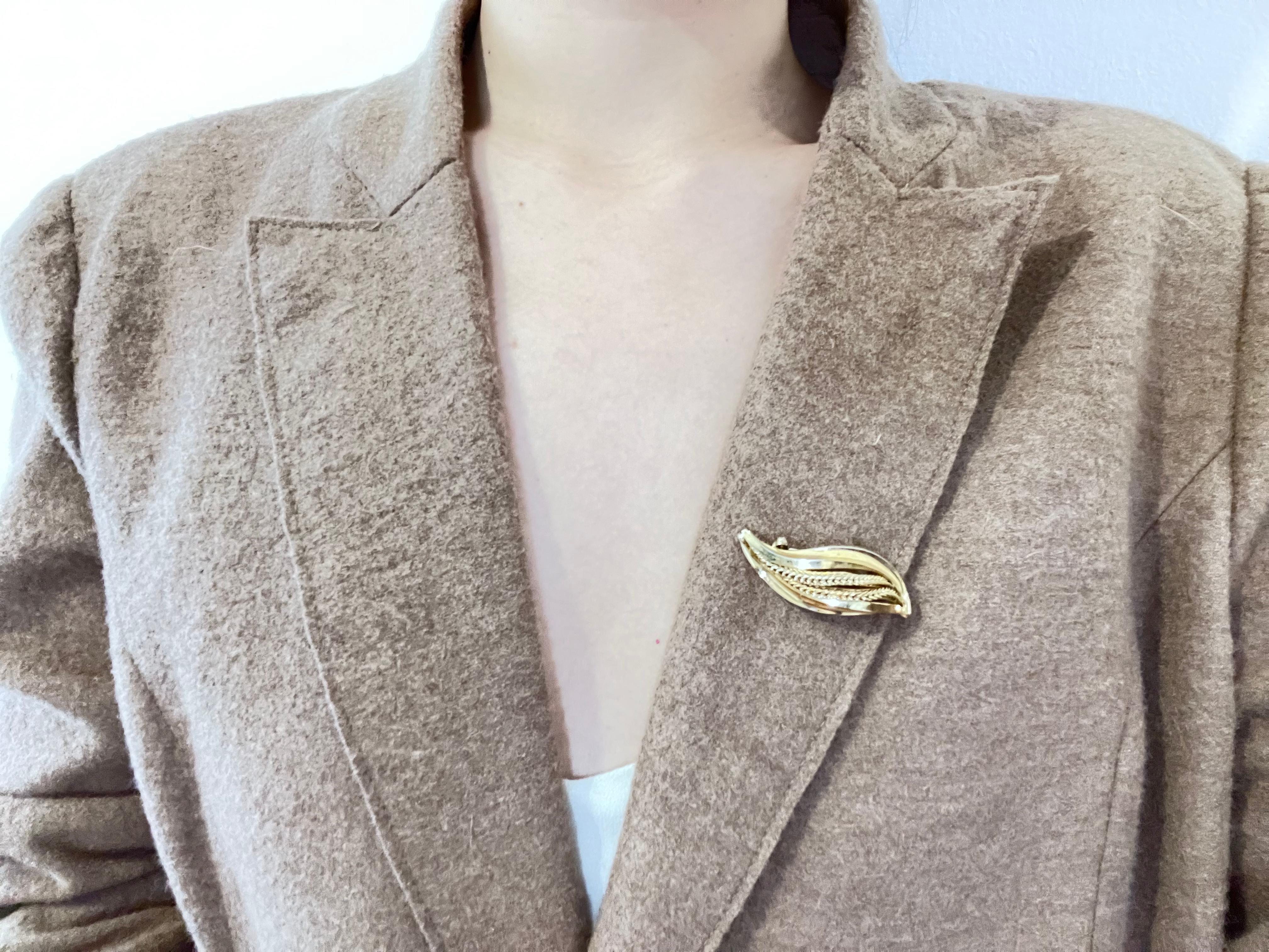 Women's or Men's Christian Dior GROSSE 1965 Vintage Curled Swirl Rope Modernist Leaf Gold Brooch