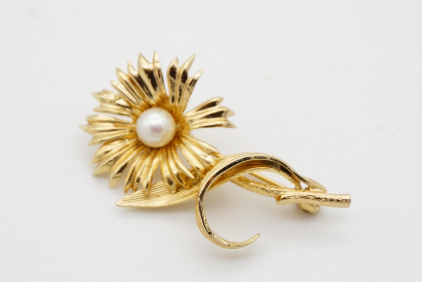 Christian Dior GROSSE 1965 Broche vintage marguerite tournesol, perle blanche et feuille d'or 5