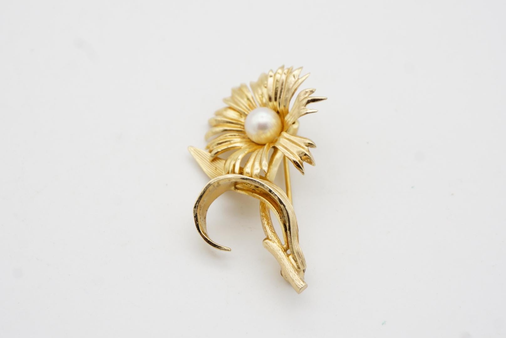 Christian Dior GROSSE 1965 Broche vintage marguerite tournesol, perle blanche et feuille d'or 7
