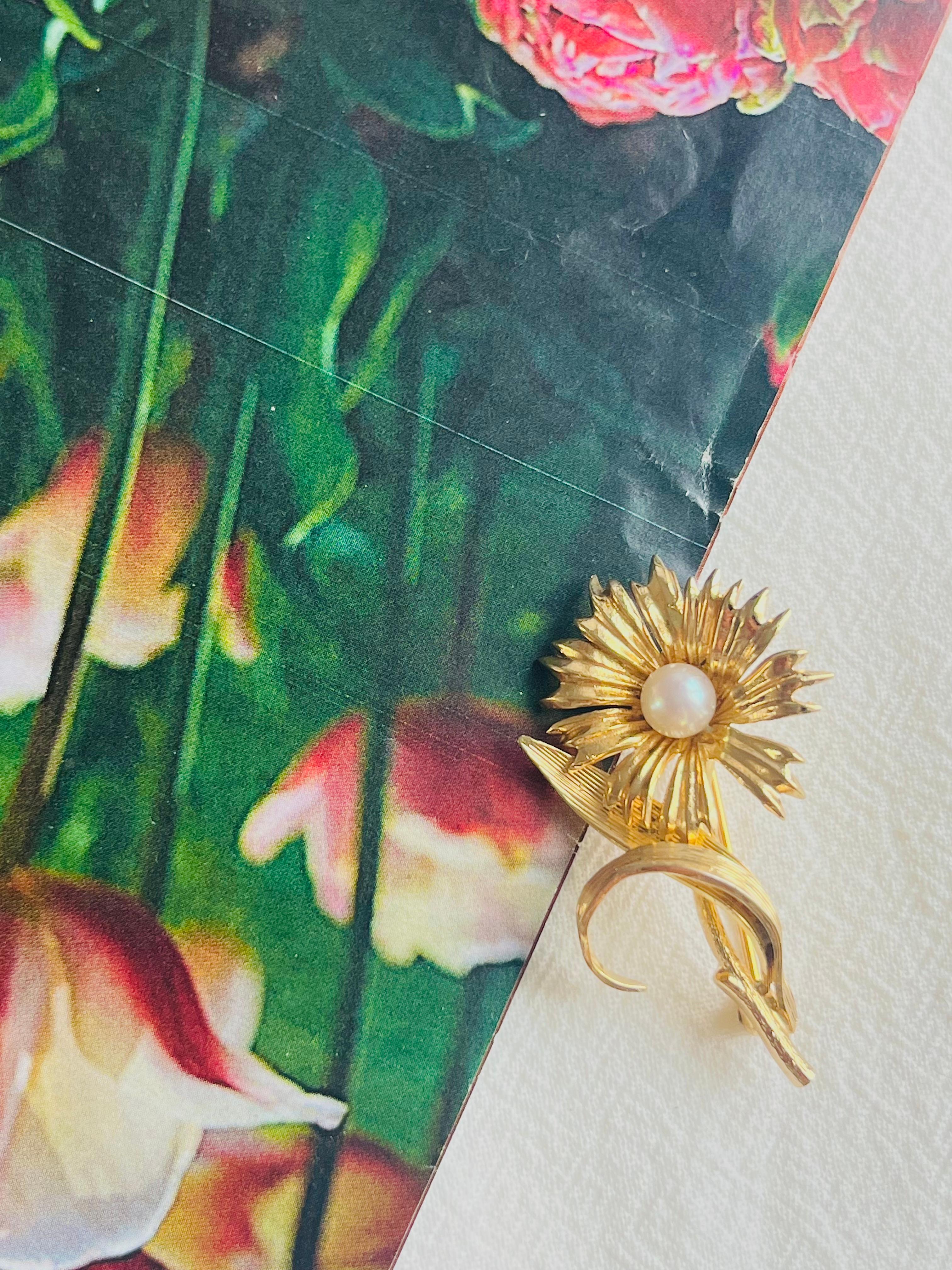 Christian Dior GROSSE 1965 Broche vintage marguerite tournesol, perle blanche et feuille d'or Bon état à Wokingham, England