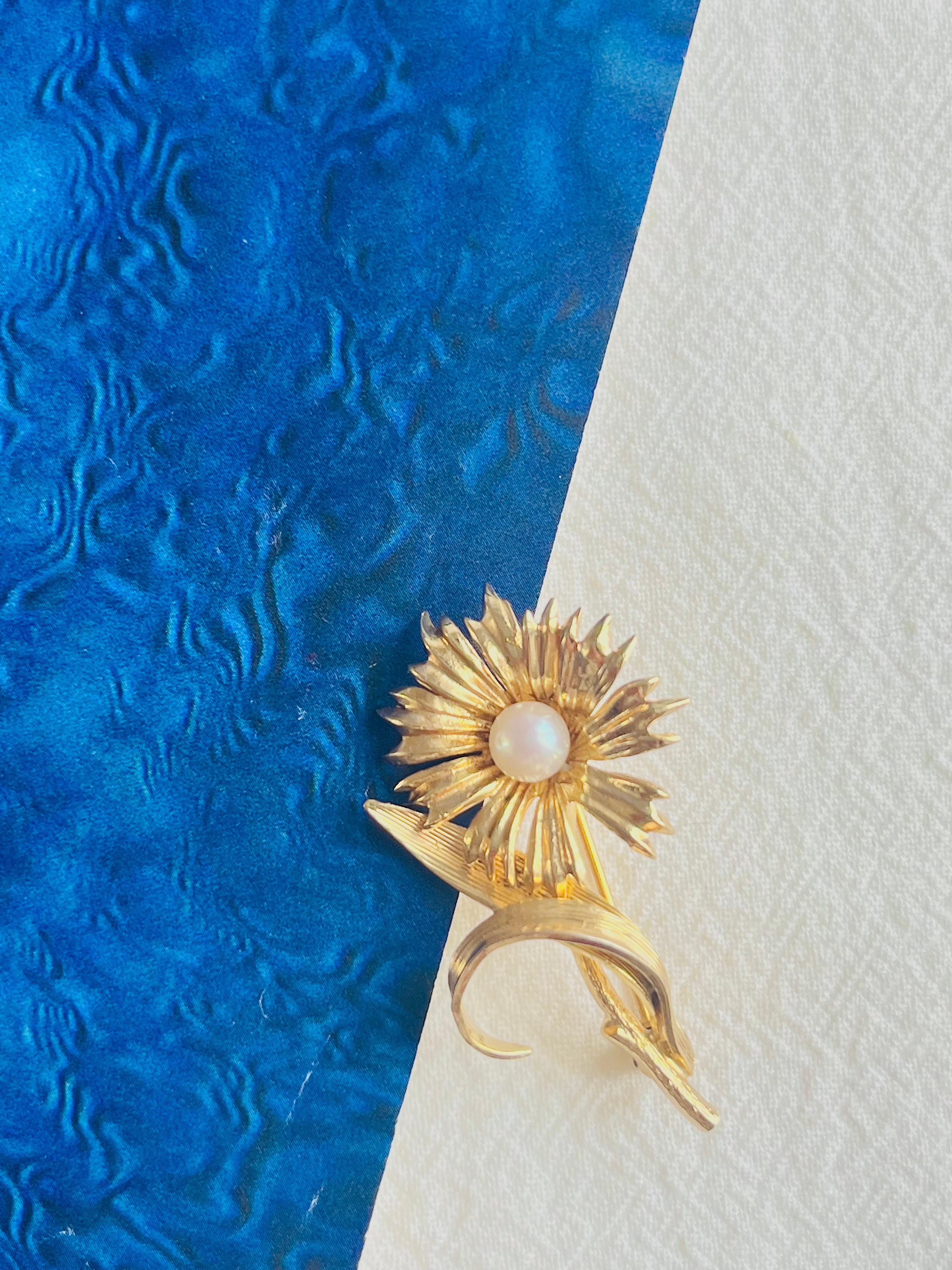  Christian Dior GROSSE 1965 Broche vintage marguerite tournesol, perle blanche et feuille d'or Unisexe 