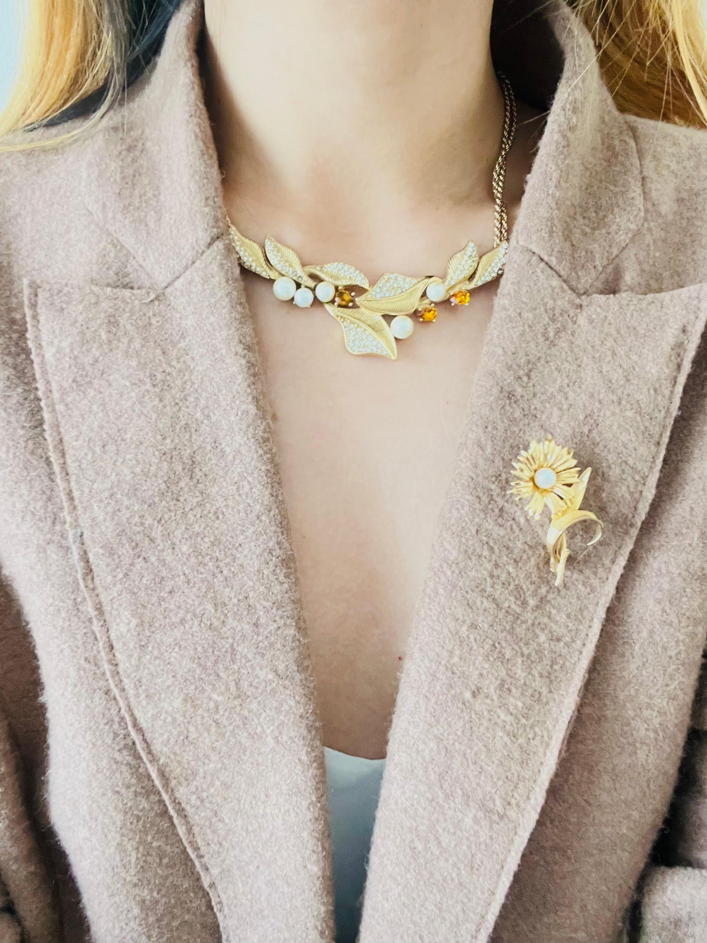 Christian Dior GROSSE 1965 Broche vintage marguerite tournesol, perle blanche et feuille d'or 1