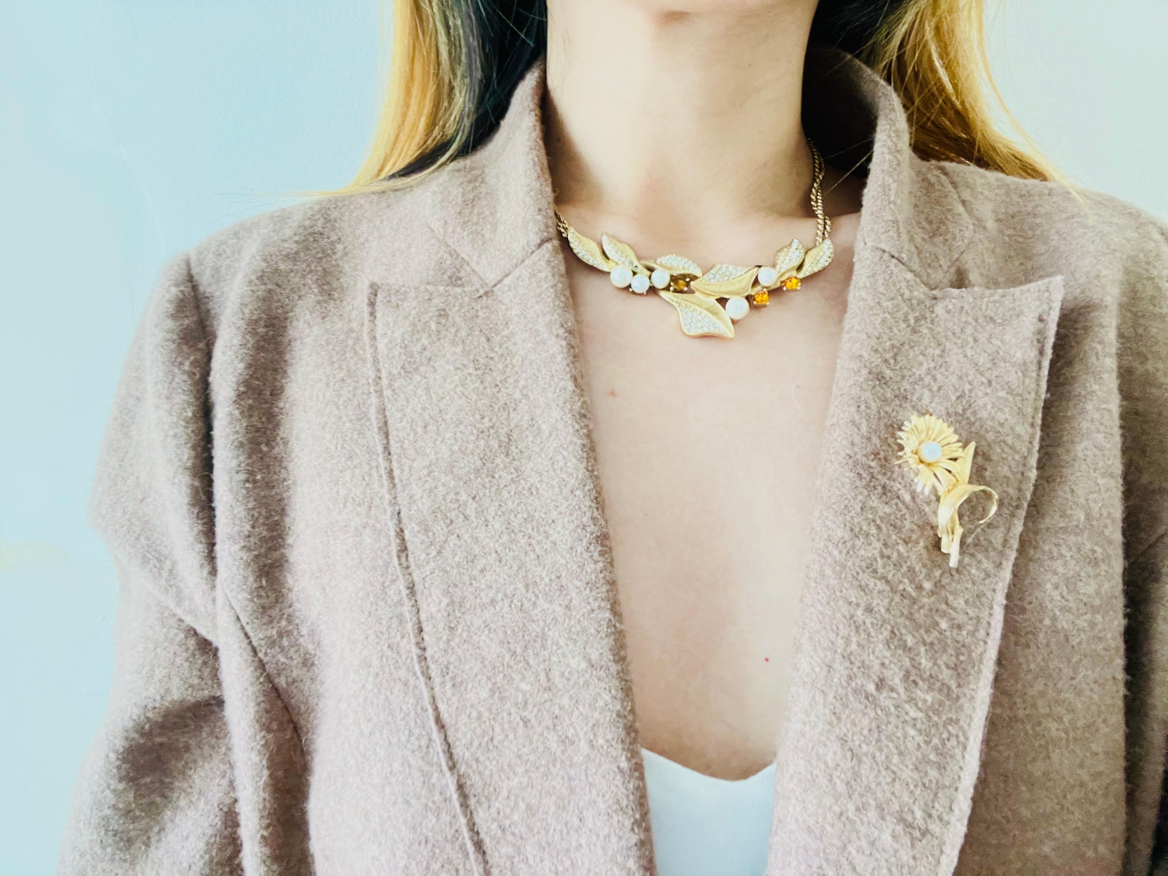 Christian Dior GROSSE 1965 Broche vintage marguerite tournesol, perle blanche et feuille d'or 2