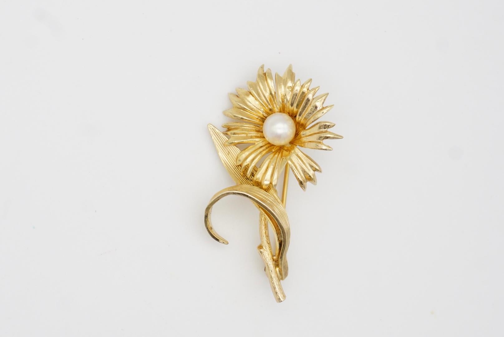 Christian Dior GROSSE 1965 Broche vintage marguerite tournesol, perle blanche et feuille d'or 4