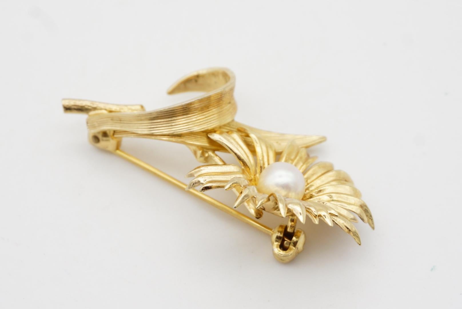 Christian Dior GROSSE 1965 Vintage Daisy Swirl Leaf Pearl Flower Gold Brooch For Sale 5