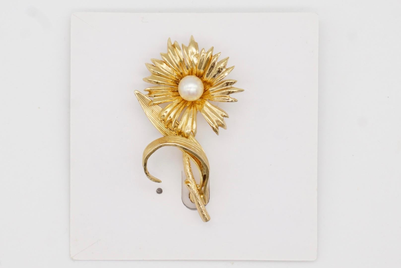 Christian Dior GROSSE 1965 Vintage Daisy Swirl Leaf Pearl Flower Gold Brooch For Sale 2