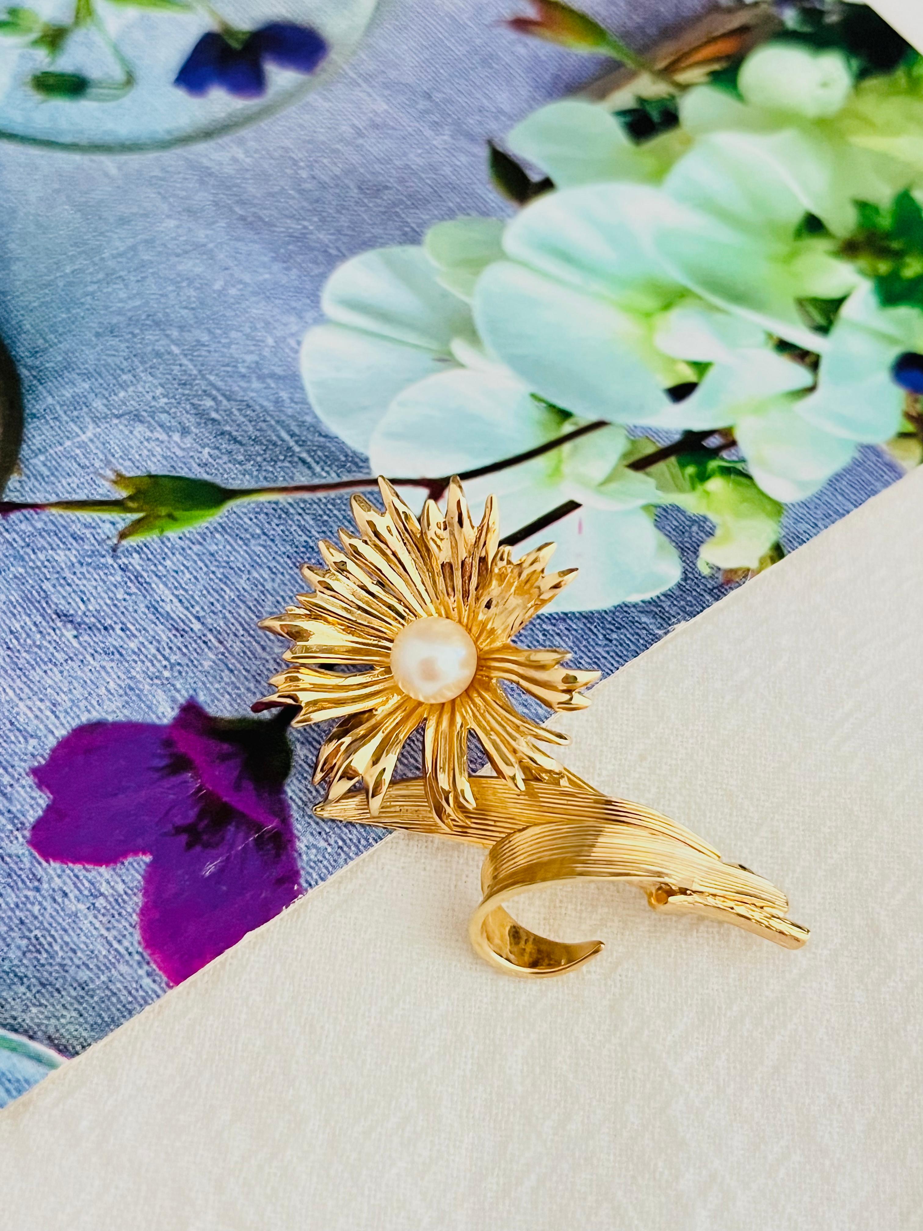 Christian Dior GROSSE 1965 Vintage Flourish Sunflower Leaf White Pearl Brooch In Excellent Condition In Wokingham, England