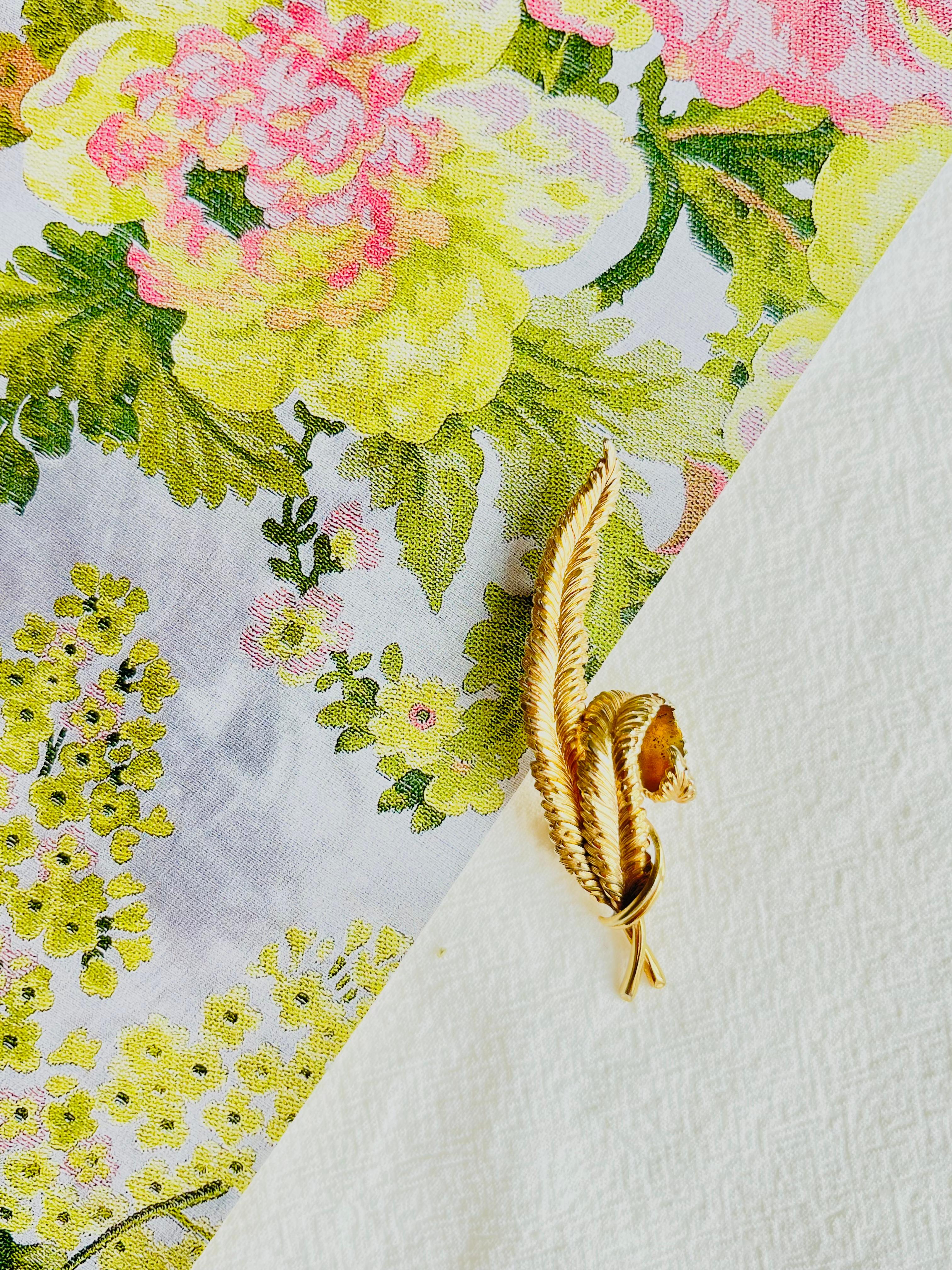 Very good condition. Some very light scratches, some colour loss, barely noticeable.

A unique piece. This gold plated stylised brooch. Safety-catch pin closure, signed on the back.

Size: 7.0 cm x 2.2 cm.

Weight: 9.0 g.

_ _ _

Great for everyday
