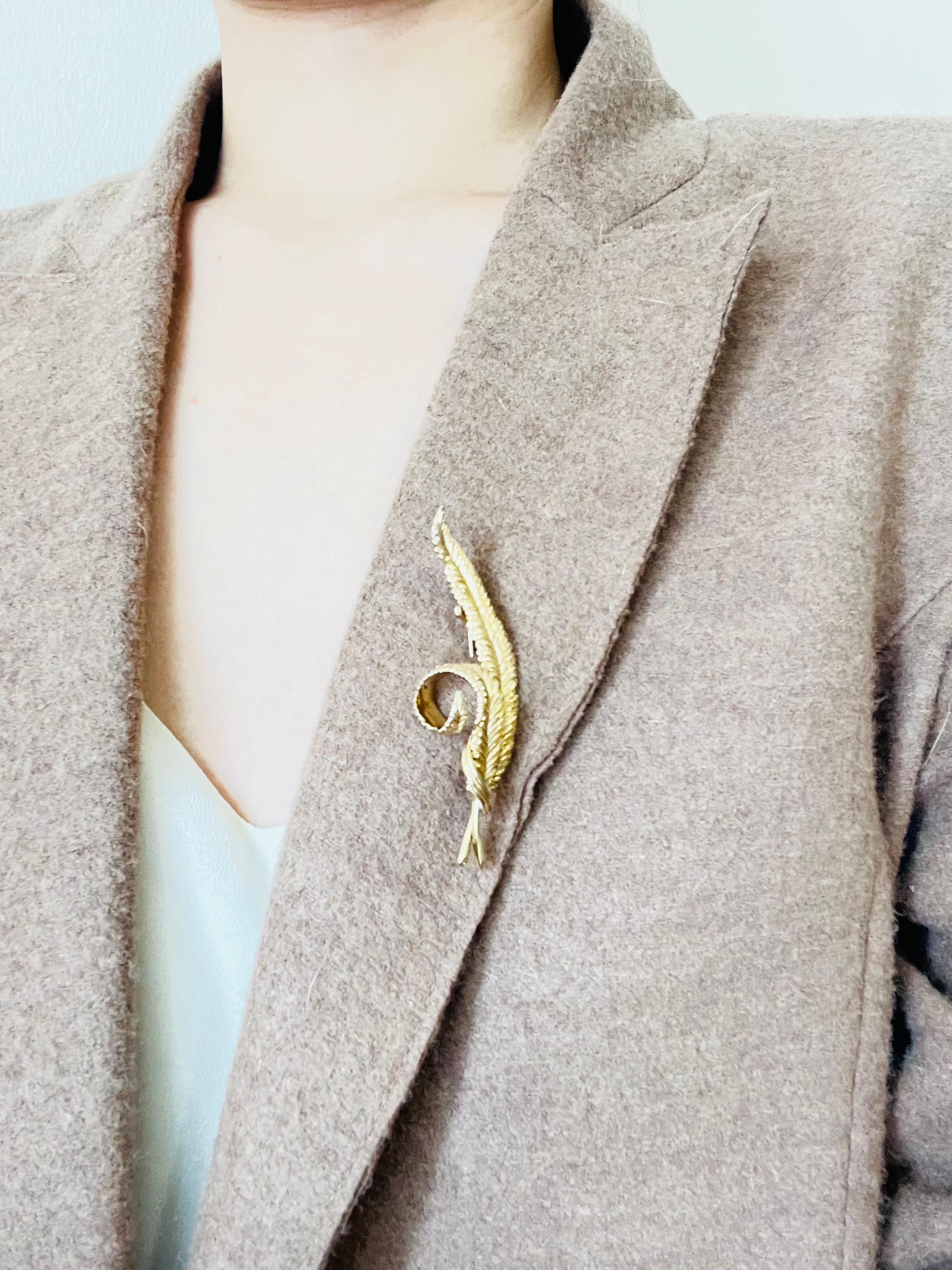 Women's or Men's Christian Dior GROSSE 1965 Vintage Long Curled Wave Swirl Leaf Reed Gold Brooch For Sale