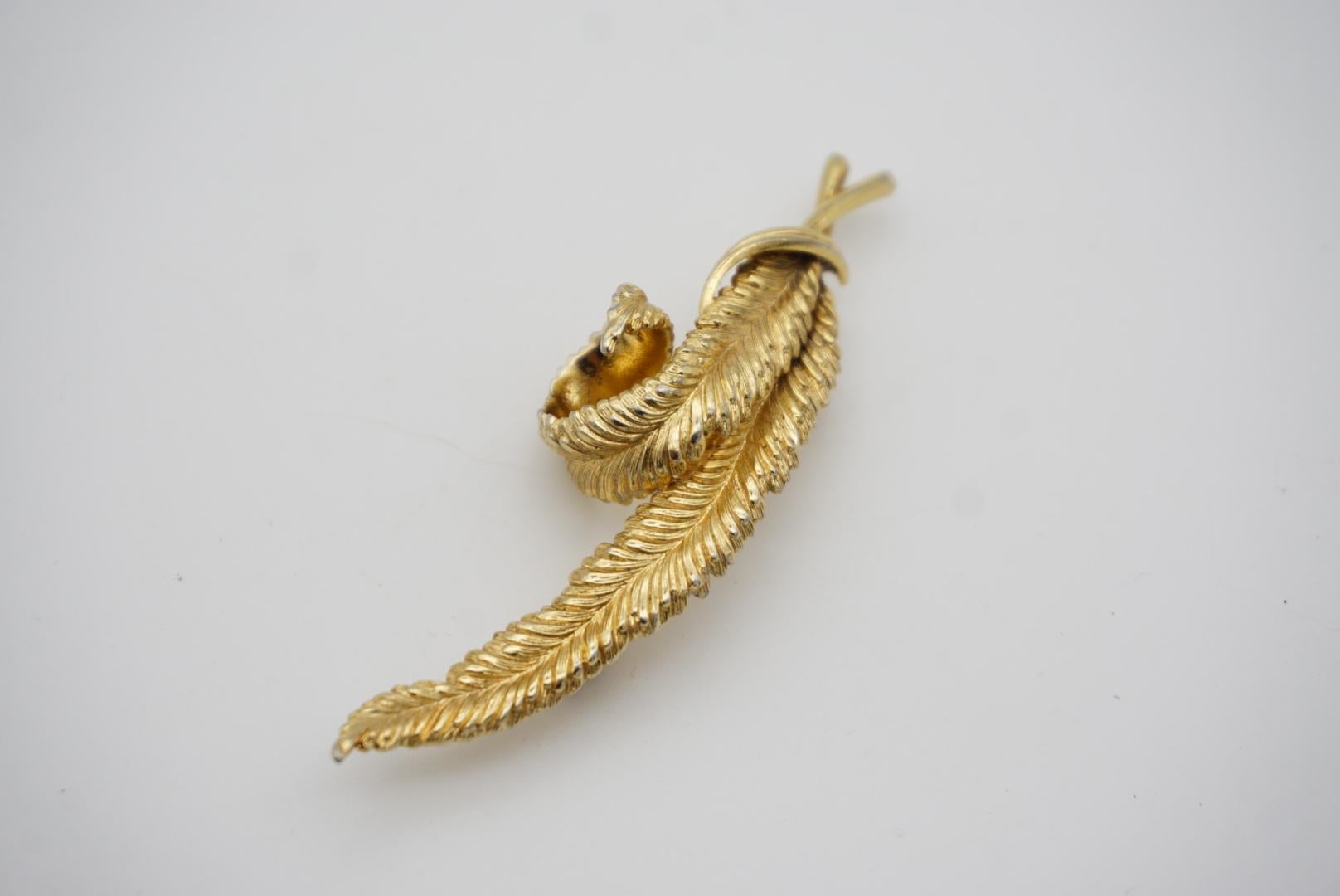Christian Dior GROSSE 1965 Vintage Long Curled Wave Swirl Leaf Reed Gold Brooch For Sale 4