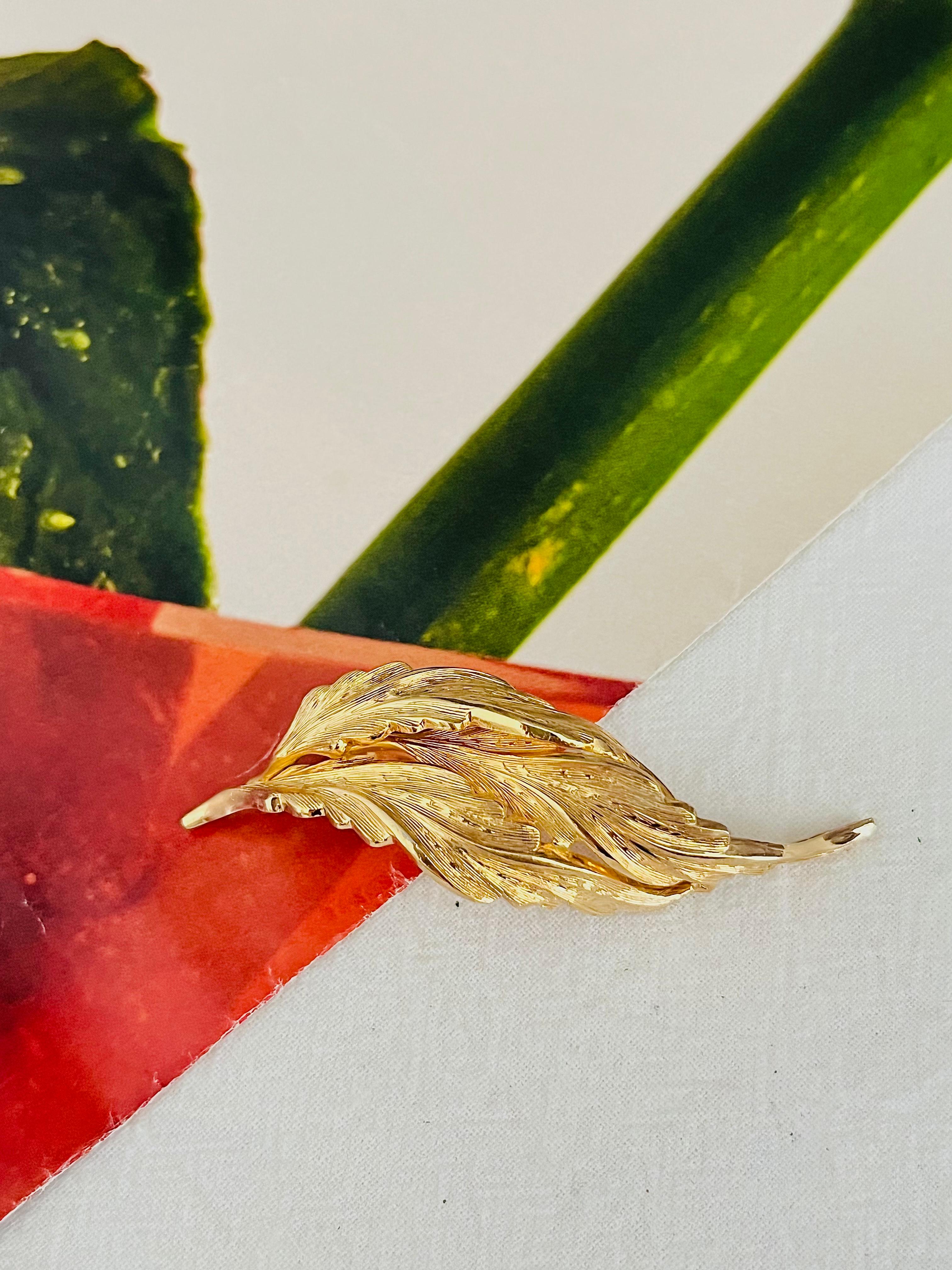 Christian Dior GROSSE 1965 Vintage Vivid Trio Long Windy Leaf Interlocked Brooch, Gold Plated

Very excellent condition, very new. 100% Genuine. A unique piece. 

This is gold plated stylised brooch. Safety-catch pin closure, signed at the