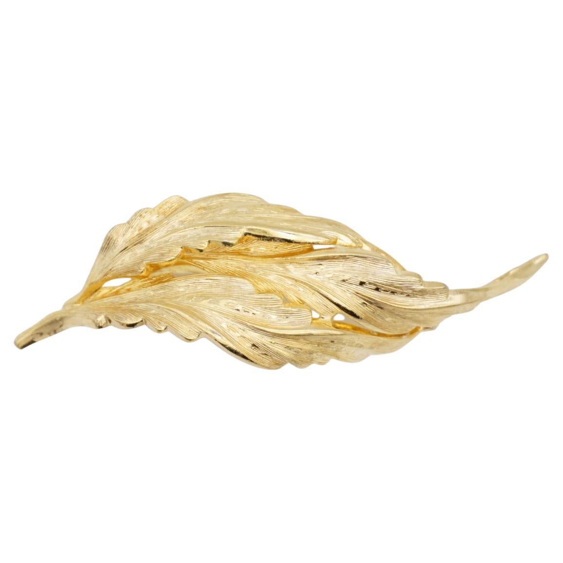Christian Dior GROSSE 1965 Vintage Vivid Trio Long Windy Leaf Interlocked Brooch, vergoldet

Sehr guter Zustand, sehr neu. 100% echt. Ein Unikat. 

Diese stilisierte Brosche ist vergoldet. Verschluss mit Sicherheitsverschluss und Unterschrift auf