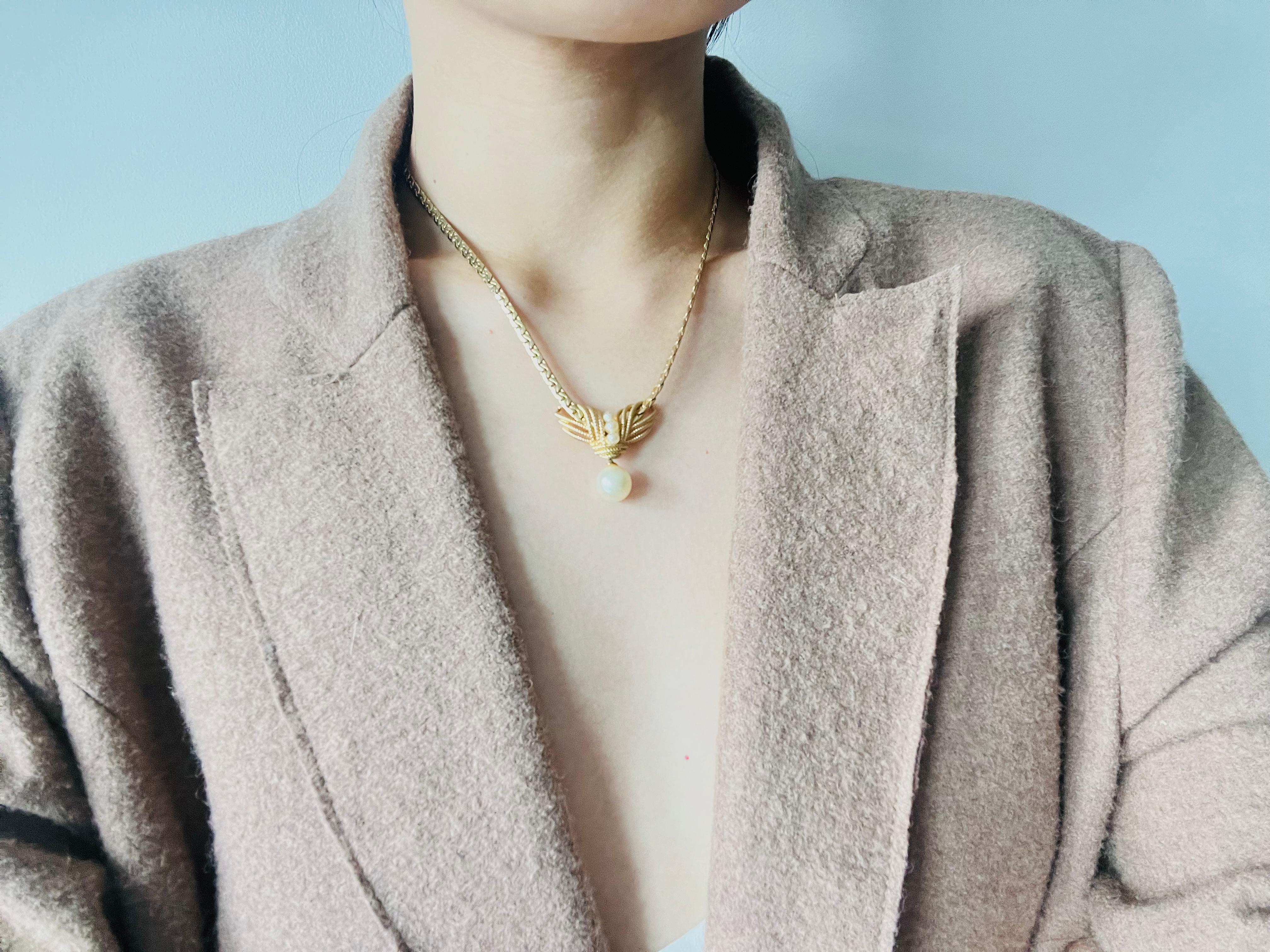 Christian Dior GROSSE 1965 Vintage White Pearl Woven Drop Pendant Gold Necklace For Sale 2