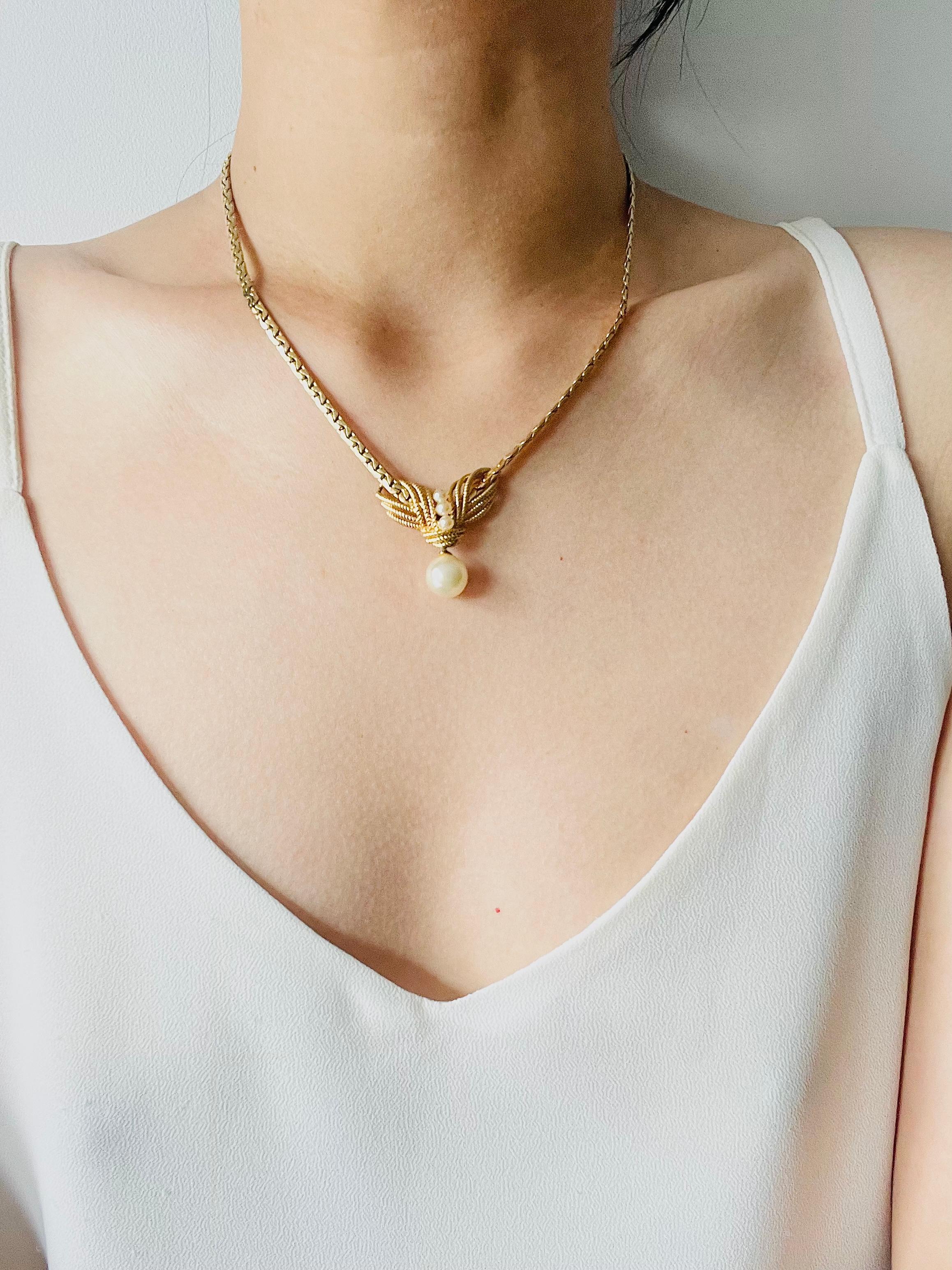 Christian Dior GROSSE 1965 Vintage White Pearl Woven Drop Pendant Gold Necklace For Sale 3