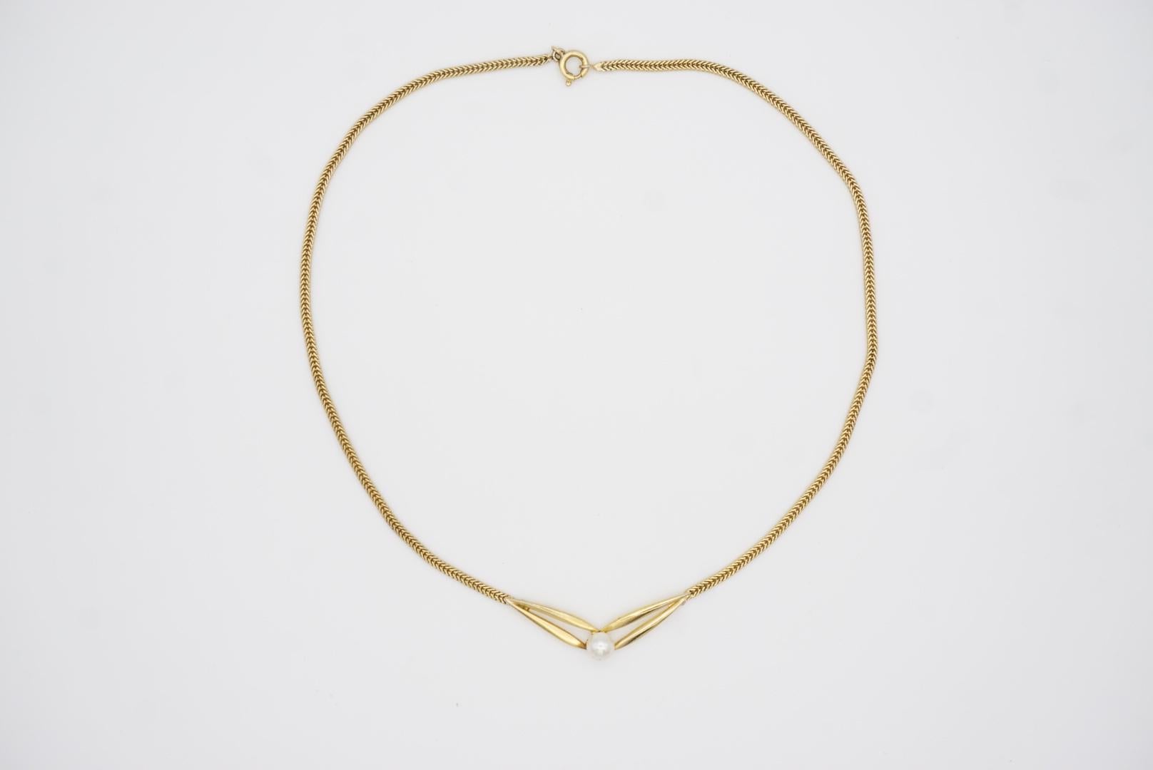 Christian Dior GROSSE 1965 Collana con ciondolo a triangolo traforato con sfere di perle bianche in vendita 5