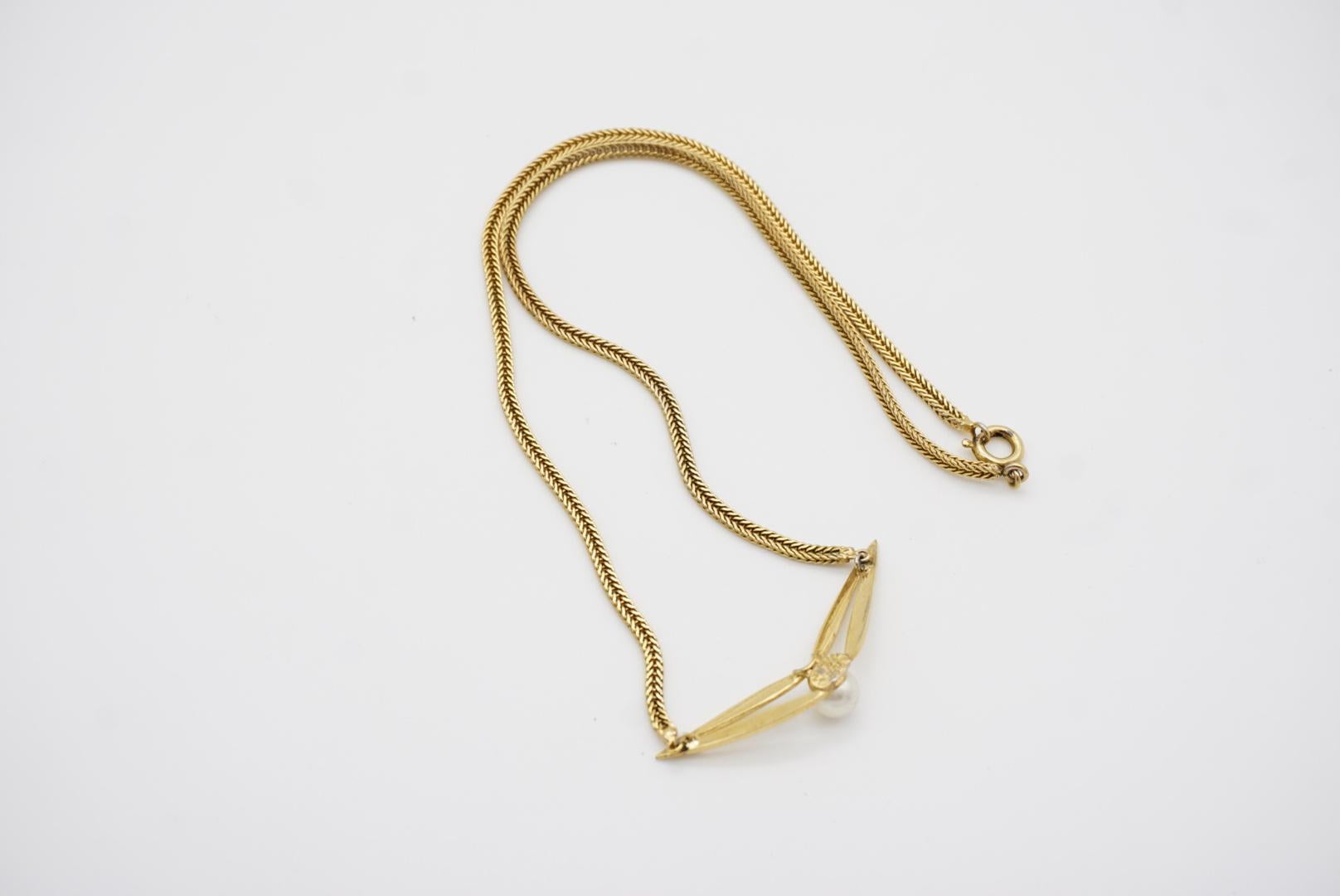 Christian Dior GROSSE 1965 Collana con ciondolo a triangolo traforato con sfere di perle bianche in vendita 7