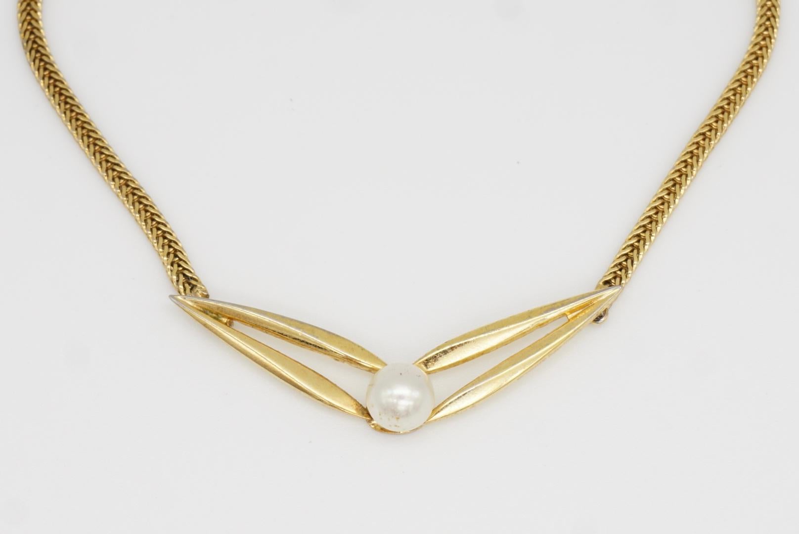 Christian Dior GROSSE 1965 Collana con ciondolo a triangolo traforato con sfere di perle bianche in vendita 9