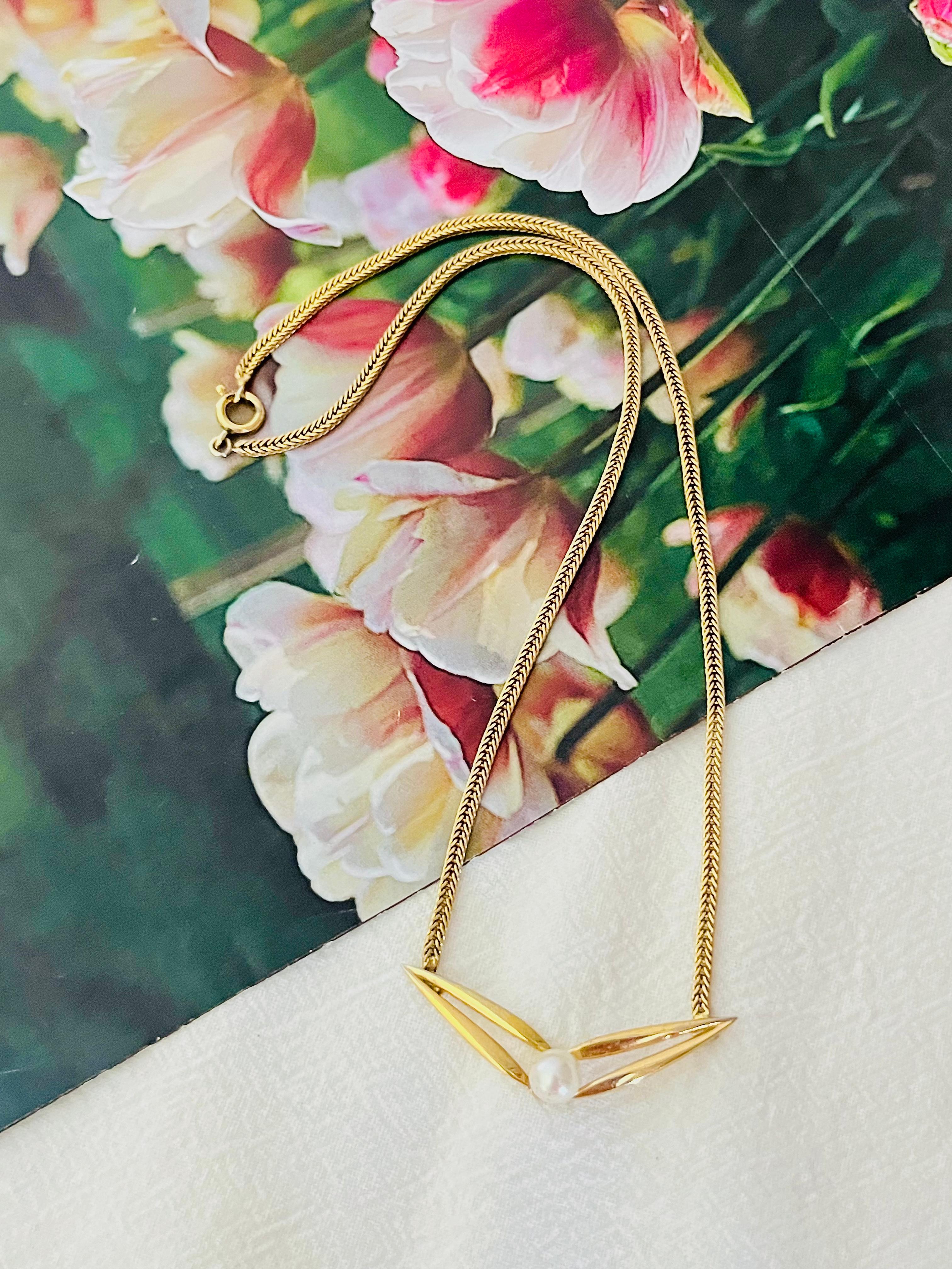 Christian Dior GROSSE 1965 Vintage White Ball Pearl Triangle Openwork Pendant Elegant Wheat Chain Necklace, Gold Tone

Ottime condizioni. 100% autentico. 

Raro da trovare. Cartello sul retro del ciondolo.

Materiale: Metallo placcato oro, perle